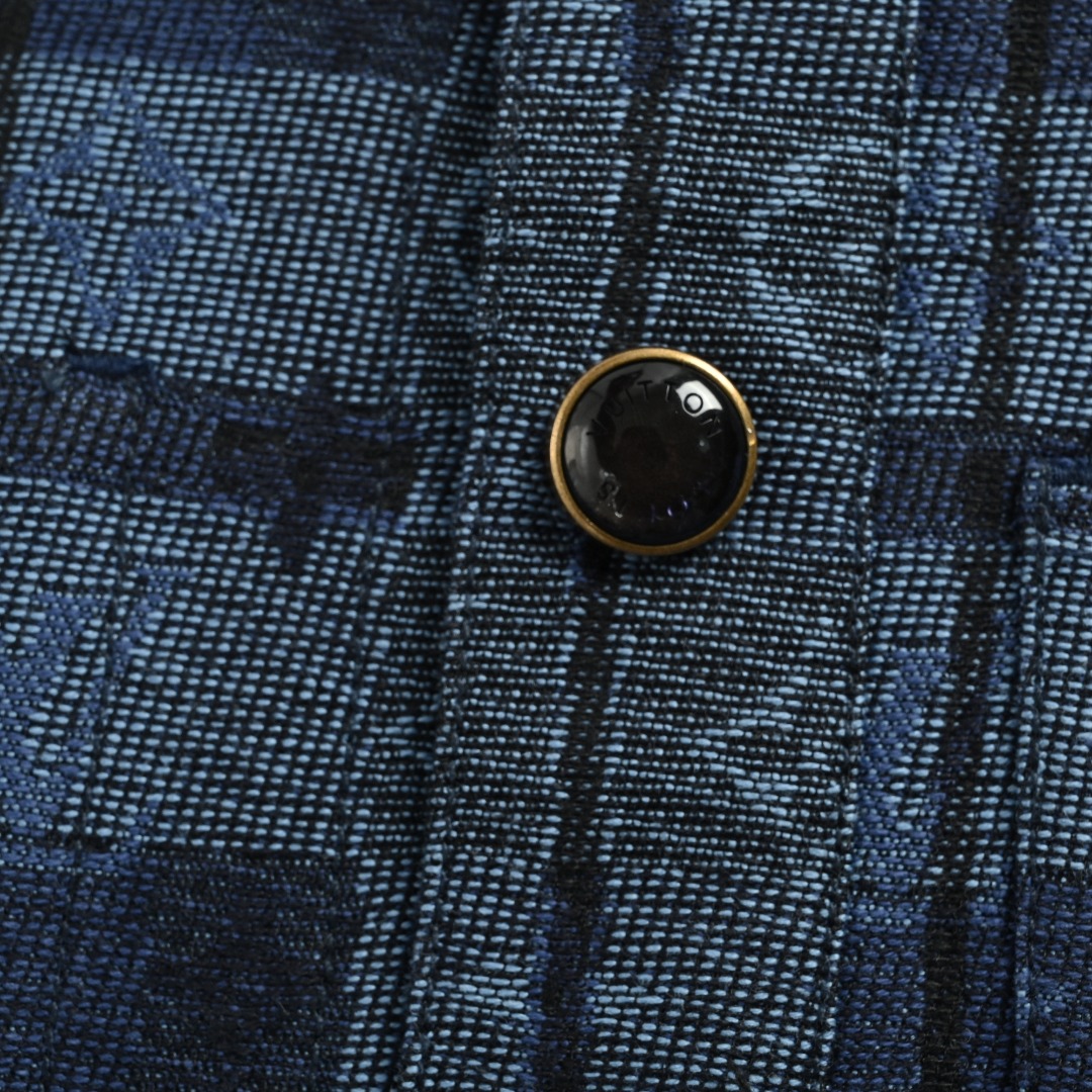 本地自取💰340
LOUIS VUITTON/路易威登LV 欧美风蓝色格纹提花牛仔衬衫夹克外套
正式名称一般是蓝色格纹提花牛仔衬衫夹克，属于“衬衫式外套”（Shacket）的范畴，兼具衬衫的版型和夹克的厚度。
细节上：采用蓝黑/深蓝调的格纹提花面料，带有暗纹字母或品牌标识；单排金属按扣门襟，左胸有贴袋，袖口是可调节的纽扣设计；整体是略微宽松的落肩版型，面料做了做旧水洗处理，带有复古质感。
Size：S M L XL