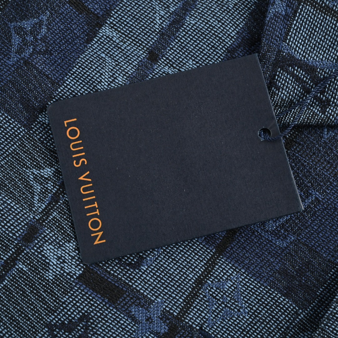 本地自取💰340
LOUIS VUITTON/路易威登LV 欧美风蓝色格纹提花牛仔衬衫夹克外套
正式名称一般是蓝色格纹提花牛仔衬衫夹克，属于“衬衫式外套”（Shacket）的范畴，兼具衬衫的版型和夹克的厚度。
细节上：采用蓝黑/深蓝调的格纹提花面料，带有暗纹字母或品牌标识；单排金属按扣门襟，左胸有贴袋，袖口是可调节的纽扣设计；整体是略微宽松的落肩版型，面料做了做旧水洗处理，带有复古质感。
Size：S M L XL