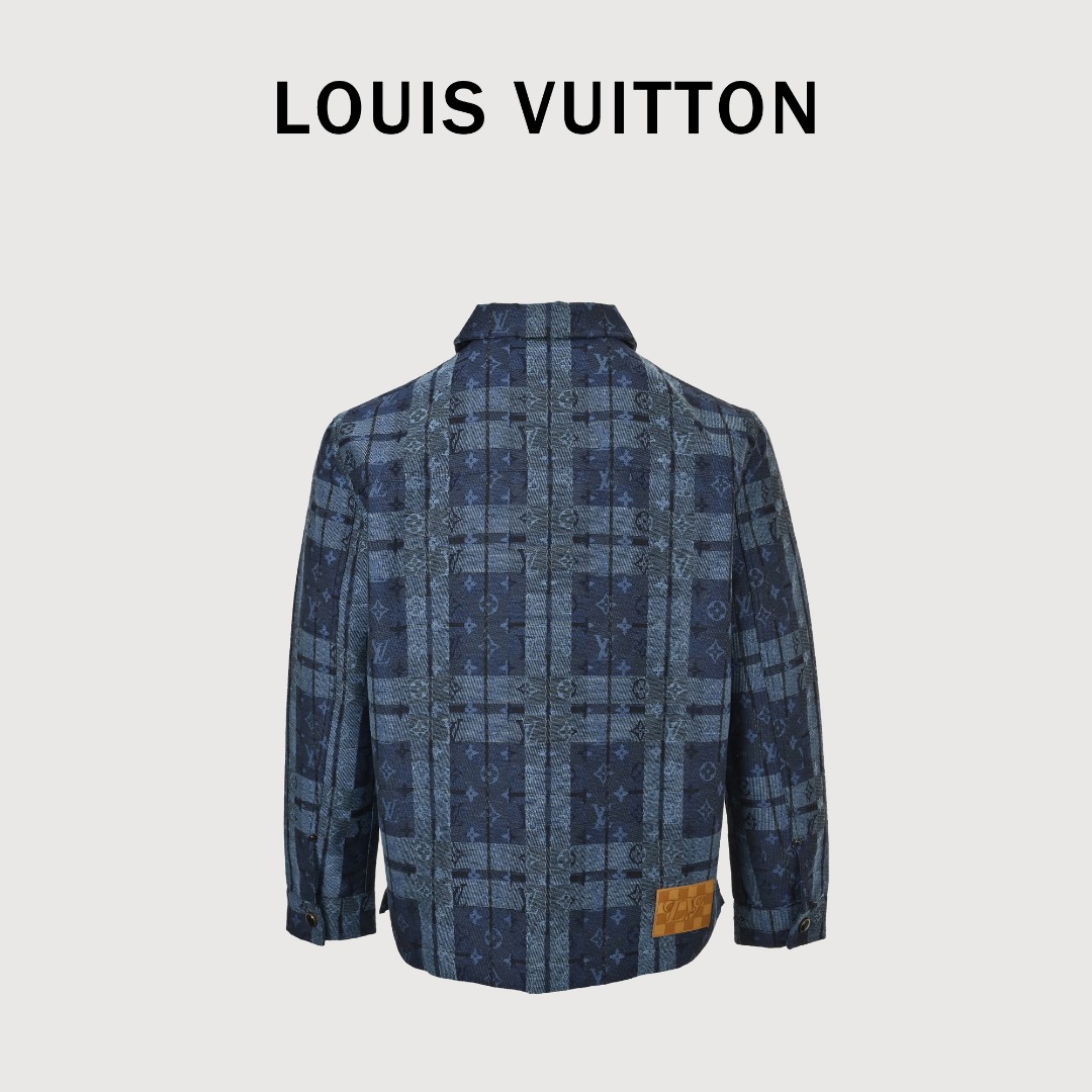 本地自取💰340
LOUIS VUITTON/路易威登LV 欧美风蓝色格纹提花牛仔衬衫夹克外套
正式名称一般是蓝色格纹提花牛仔衬衫夹克，属于“衬衫式外套”（Shacket）的范畴，兼具衬衫的版型和夹克的厚度。
细节上：采用蓝黑/深蓝调的格纹提花面料，带有暗纹字母或品牌标识；单排金属按扣门襟，左胸有贴袋，袖口是可调节的纽扣设计；整体是略微宽松的落肩版型，面料做了做旧水洗处理，带有复古质感。
Size：S M L XL