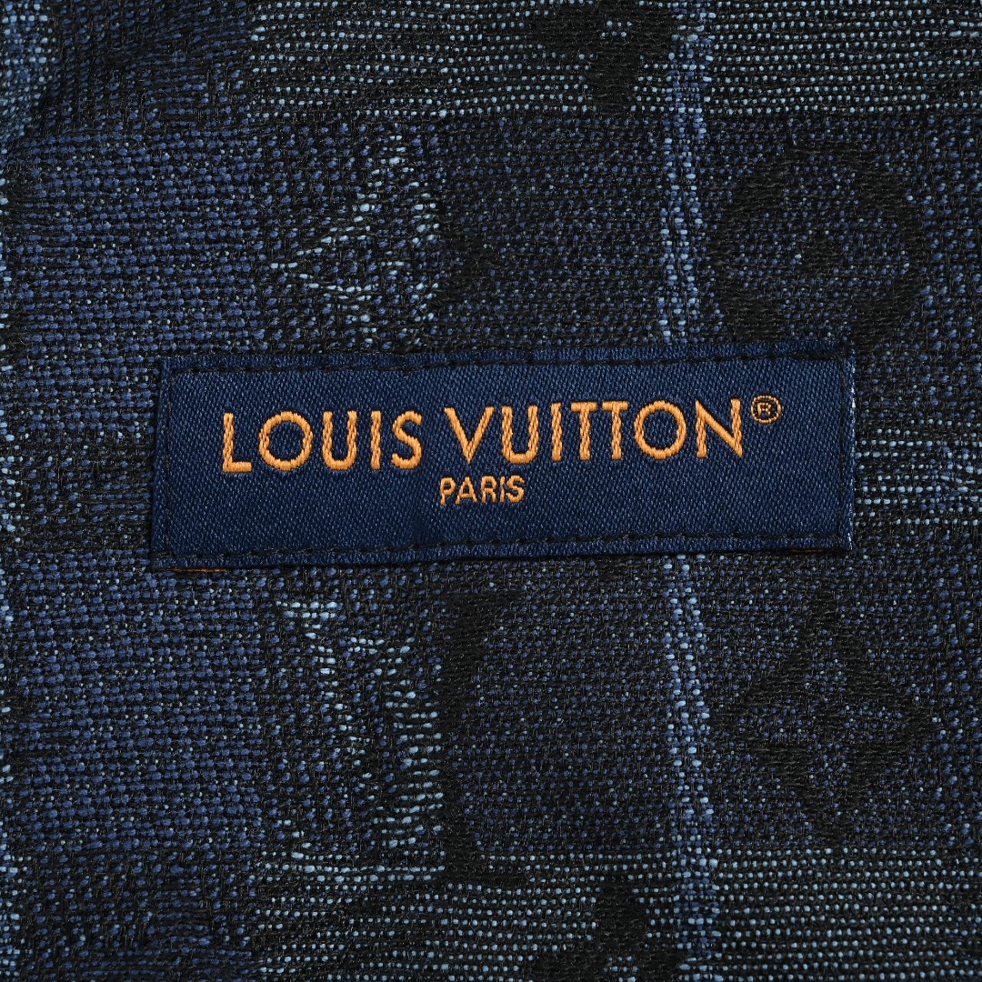 LOUIS VUITTON/路易威登LV 欧美风蓝色格纹提花牛仔衬衫夹克外套 正式名称一般是蓝色格纹提花牛仔衬衫夹克,属于“衬衫式外套”(Shacket)的范畴,兼具衬衫的版型和夹克的厚度. 细节上:采用蓝黑/深蓝调的格纹提花面料,带有暗纹字母或品牌标识;单排金属按扣门襟,左胸有贴袋,袖口是可调节的纽扣设计;整体是略微宽松的落肩版型,面料做了做旧水洗处理,带有复古质感.