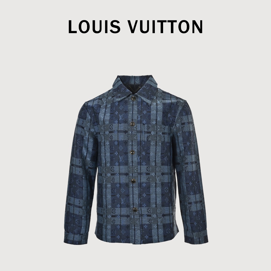 本地自取💰340
LOUIS VUITTON/路易威登LV 欧美风蓝色格纹提花牛仔衬衫夹克外套
正式名称一般是蓝色格纹提花牛仔衬衫夹克，属于“衬衫式外套”（Shacket）的范畴，兼具衬衫的版型和夹克的厚度。
细节上：采用蓝黑/深蓝调的格纹提花面料，带有暗纹字母或品牌标识；单排金属按扣门襟，左胸有贴袋，袖口是可调节的纽扣设计；整体是略微宽松的落肩版型，面料做了做旧水洗处理，带有复古质感。
Size：S M L XL
