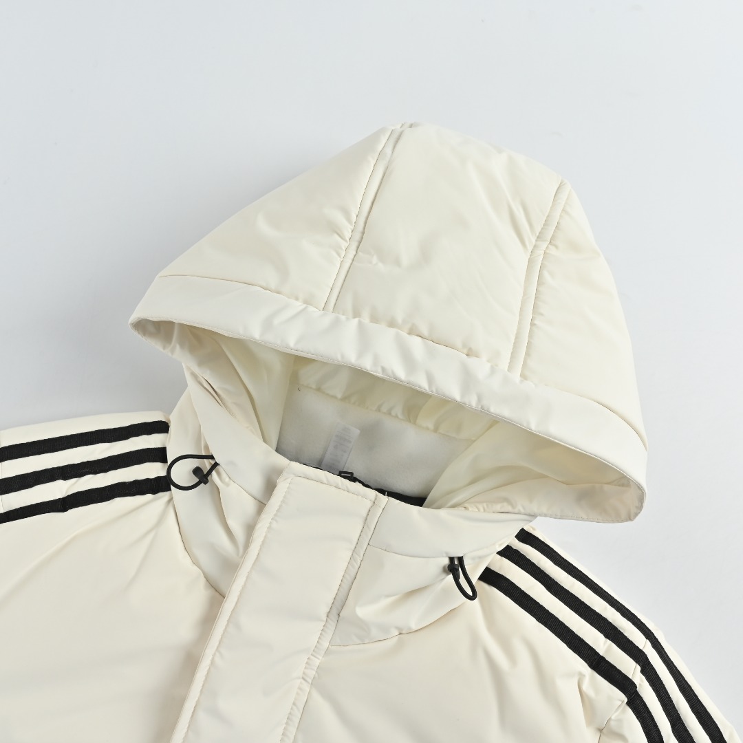 本地自取💰450
Adidas 阿迪达斯 男女情侣款连帽羽绒服
2025年冬季 超级保暖效果贼好,今年冬天一定冷 充绒量足 让这个冬天不在冷了 上身效果非常好 整个身体都保暖了 80%白鸭绒 20%羽毛 锁绒效果好 不拽绒 门襟双道压线 品质看得 任何人都驾驭 衣服胸前经典小Logo经久不衰 柜品质 厚实又保暖 冬天一件足够 做工精细 内里车工走线非常工整 但是这款在保暖上绝对不输给任何羽绒服 它能牢牢锁住温度 长款的造型 温暖到脚脖 女士最爱这样的款式 舒适柔软的用料 贴身透气吸汗 喜欢长款的情侣一定不要错过这款羽绒服 自留款 难得一见 一直到年底都有货
L SIZE:S-XL