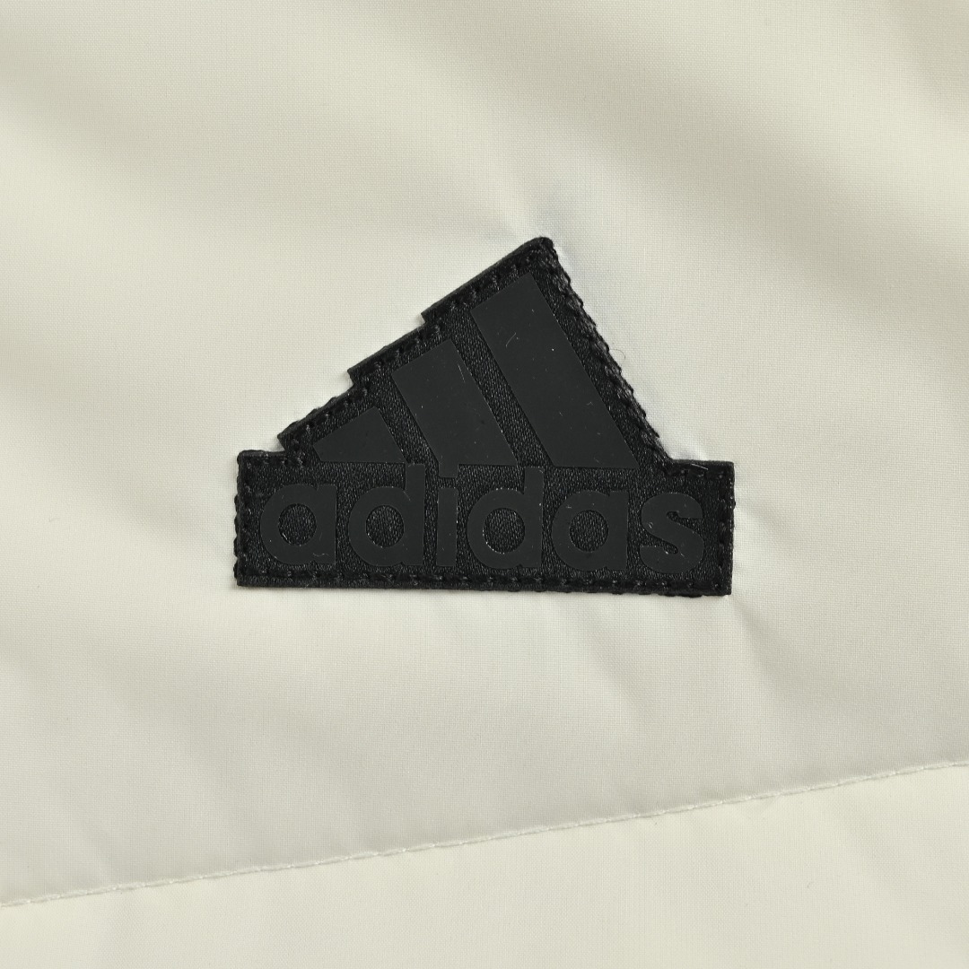 本地自取💰450
Adidas 阿迪达斯 男女情侣款连帽羽绒服
2025年冬季 超级保暖效果贼好,今年冬天一定冷 充绒量足 让这个冬天不在冷了 上身效果非常好 整个身体都保暖了 80%白鸭绒 20%羽毛 锁绒效果好 不拽绒 门襟双道压线 品质看得 任何人都驾驭 衣服胸前经典小Logo经久不衰 柜品质 厚实又保暖 冬天一件足够 做工精细 内里车工走线非常工整 但是这款在保暖上绝对不输给任何羽绒服 它能牢牢锁住温度 长款的造型 温暖到脚脖 女士最爱这样的款式 舒适柔软的用料 贴身透气吸汗 喜欢长款的情侣一定不要错过这款羽绒服 自留款 难得一见 一直到年底都有货
L SIZE:S-XL