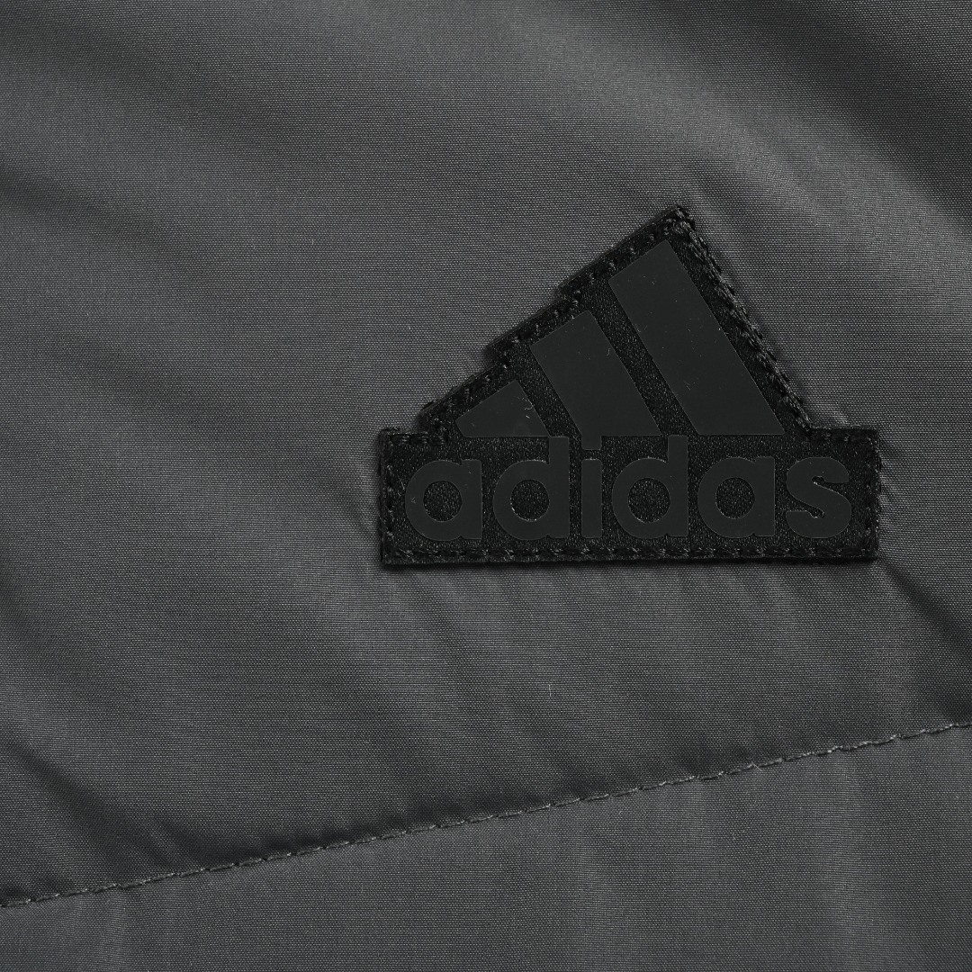 本地自取💰450
Adidas 阿迪达斯 男女情侣款连帽羽绒服
2025年冬季 超级保暖效果贼好,今年冬天一定冷 充绒量足 让这个冬天不在冷了 上身效果非常好 整个身体都保暖了 80%白鸭绒 20%羽毛 锁绒效果好 不拽绒 门襟双道压线 品质看得 任何人都驾驭 衣服胸前经典小Logo经久不衰 柜品质 厚实又保暖 冬天一件足够 做工精细 内里车工走线非常工整 但是这款在保暖上绝对不输给任何羽绒服 它能牢牢锁住温度 长款的造型 温暖到脚脖 女士最爱这样的款式 舒适柔软的用料 贴身透气吸汗 喜欢长款的情侣一定不要错过这款羽绒服 自留款 难得一见 一直到年底都有货
L SIZE:S-XL