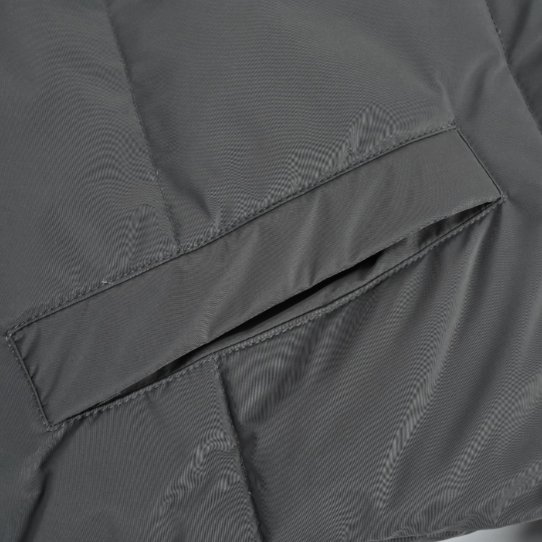 本地自取💰450
Adidas 阿迪达斯 男女情侣款连帽羽绒服
2025年冬季 超级保暖效果贼好,今年冬天一定冷 充绒量足 让这个冬天不在冷了 上身效果非常好 整个身体都保暖了 80%白鸭绒 20%羽毛 锁绒效果好 不拽绒 门襟双道压线 品质看得 任何人都驾驭 衣服胸前经典小Logo经久不衰 柜品质 厚实又保暖 冬天一件足够 做工精细 内里车工走线非常工整 但是这款在保暖上绝对不输给任何羽绒服 它能牢牢锁住温度 长款的造型 温暖到脚脖 女士最爱这样的款式 舒适柔软的用料 贴身透气吸汗 喜欢长款的情侣一定不要错过这款羽绒服 自留款 难得一见 一直到年底都有货
L SIZE:S-XL