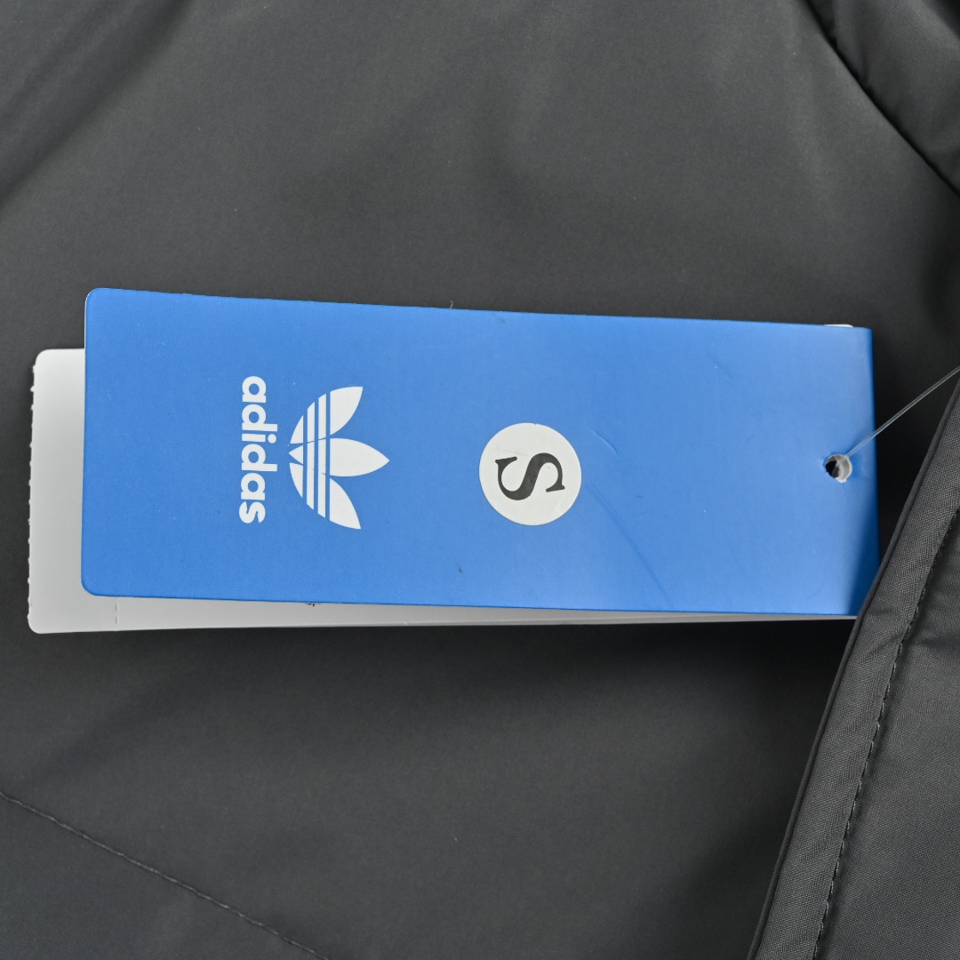 本地自取💰450
Adidas 阿迪达斯 男女情侣款连帽羽绒服
2025年冬季 超级保暖效果贼好,今年冬天一定冷 充绒量足 让这个冬天不在冷了 上身效果非常好 整个身体都保暖了 80%白鸭绒 20%羽毛 锁绒效果好 不拽绒 门襟双道压线 品质看得 任何人都驾驭 衣服胸前经典小Logo经久不衰 柜品质 厚实又保暖 冬天一件足够 做工精细 内里车工走线非常工整 但是这款在保暖上绝对不输给任何羽绒服 它能牢牢锁住温度 长款的造型 温暖到脚脖 女士最爱这样的款式 舒适柔软的用料 贴身透气吸汗 喜欢长款的情侣一定不要错过这款羽绒服 自留款 难得一见 一直到年底都有货
L SIZE:S-XL