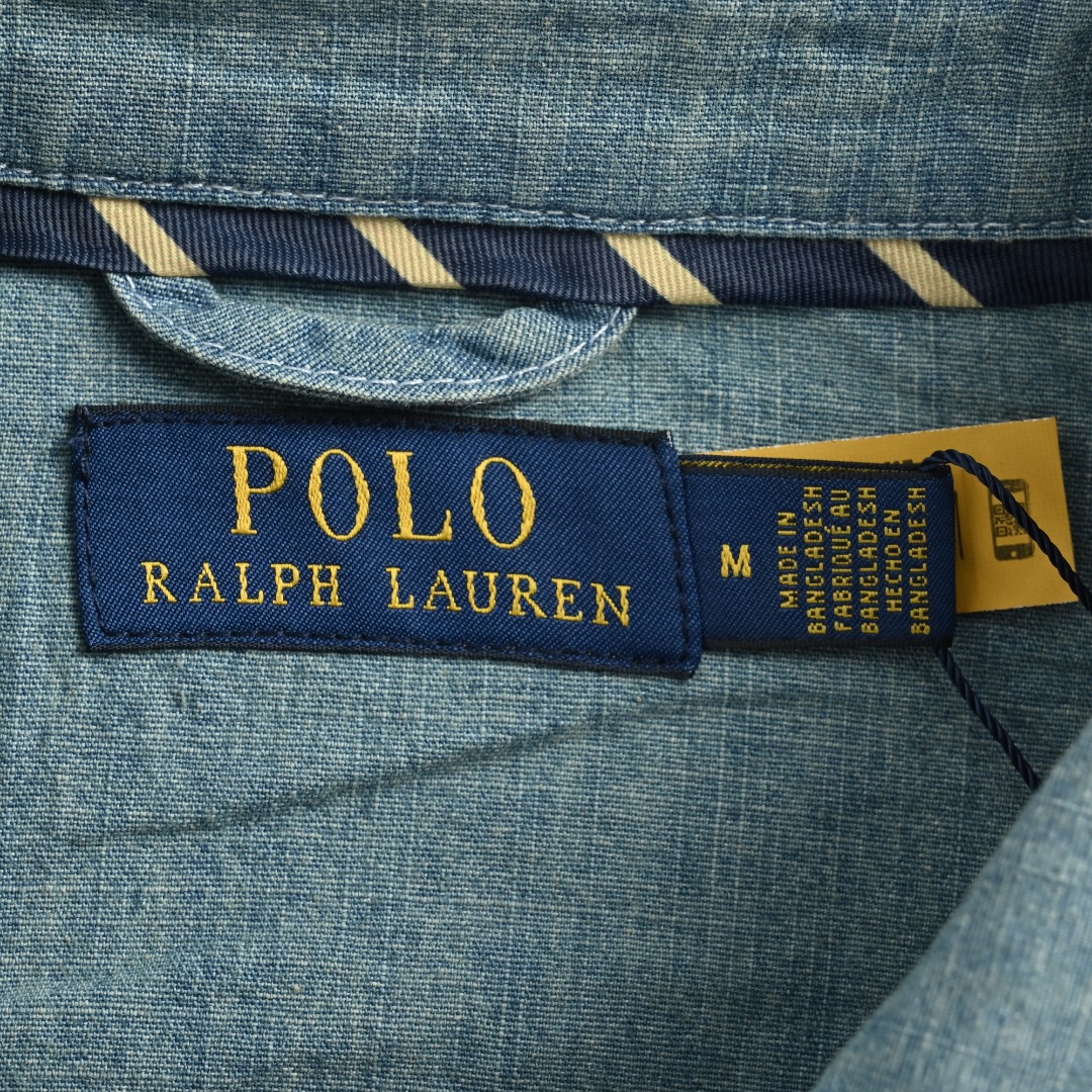 本地自取 💰290
Ralph Lauren/拉夫劳伦 刺绣彩标牛仔夹克外套
定染全棉牛仔面料,柔软丝滑亲肤,雾感靛蓝自带复古质感。左胸彩色小马刺绣精致吸睛,辨识度拉满,注入自由活力气息。利落翻领搭配合身版型,尽显从容格调,进口刺绣、精准模版开袋、三针松紧下摆工艺加持,洗水炒色质感出众,全套定制辅料细节拉满,经典好穿百搭不挑场景。
Size:S-XL