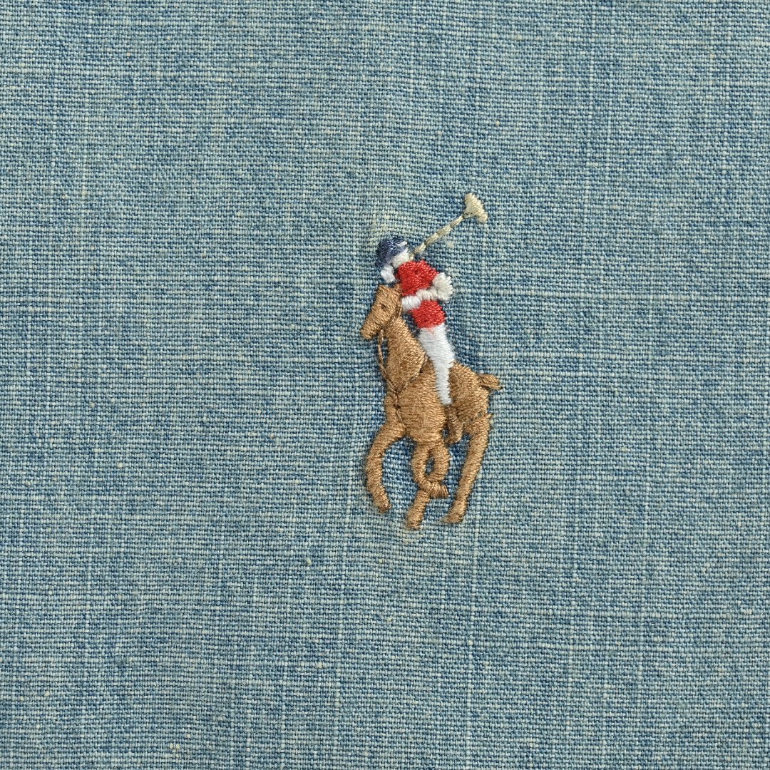 本地自取 💰290
Ralph Lauren/拉夫劳伦 刺绣彩标牛仔夹克外套
定染全棉牛仔面料,柔软丝滑亲肤,雾感靛蓝自带复古质感。左胸彩色小马刺绣精致吸睛,辨识度拉满,注入自由活力气息。利落翻领搭配合身版型,尽显从容格调,进口刺绣、精准模版开袋、三针松紧下摆工艺加持,洗水炒色质感出众,全套定制辅料细节拉满,经典好穿百搭不挑场景。
Size:S-XL