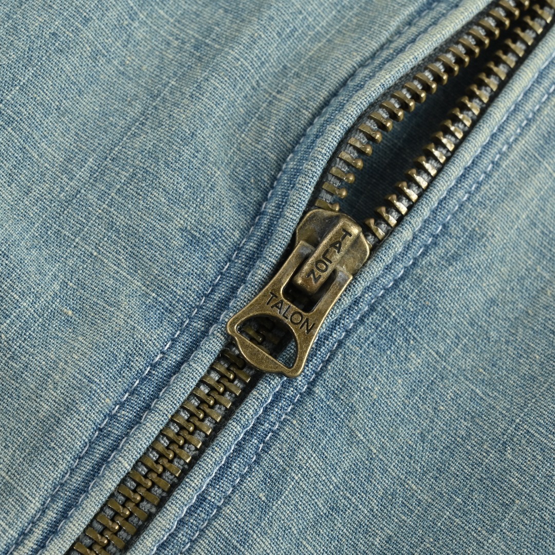 本地自取 💰290
Ralph Lauren/拉夫劳伦 刺绣彩标牛仔夹克外套
定染全棉牛仔面料,柔软丝滑亲肤,雾感靛蓝自带复古质感。左胸彩色小马刺绣精致吸睛,辨识度拉满,注入自由活力气息。利落翻领搭配合身版型,尽显从容格调,进口刺绣、精准模版开袋、三针松紧下摆工艺加持,洗水炒色质感出众,全套定制辅料细节拉满,经典好穿百搭不挑场景。
Size:S-XL