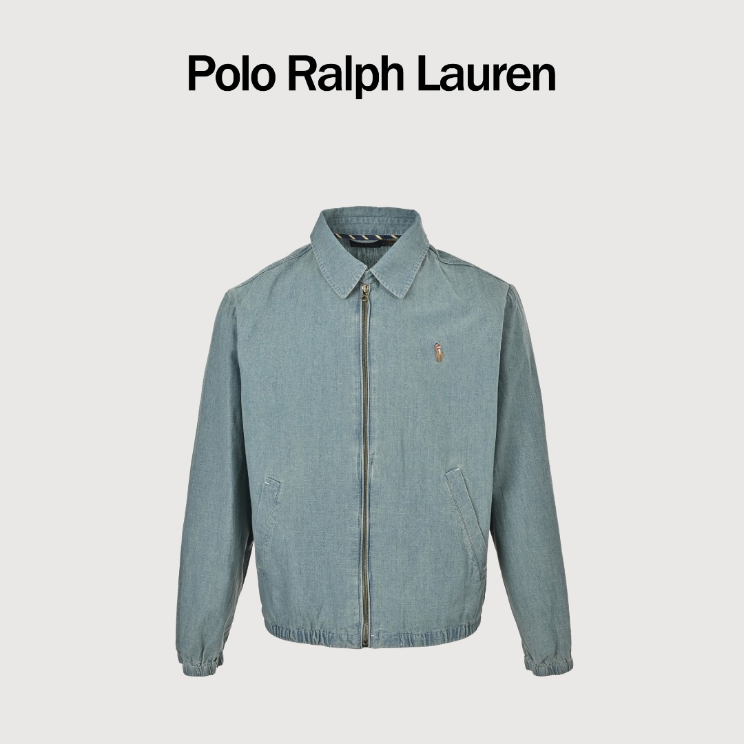 本地自取 💰290
Ralph Lauren/拉夫劳伦 刺绣彩标牛仔夹克外套
定染全棉牛仔面料,柔软丝滑亲肤,雾感靛蓝自带复古质感。左胸彩色小马刺绣精致吸睛,辨识度拉满,注入自由活力气息。利落翻领搭配合身版型,尽显从容格调,进口刺绣、精准模版开袋、三针松紧下摆工艺加持,洗水炒色质感出众,全套定制辅料细节拉满,经典好穿百搭不挑场景。
Size:S-XL
