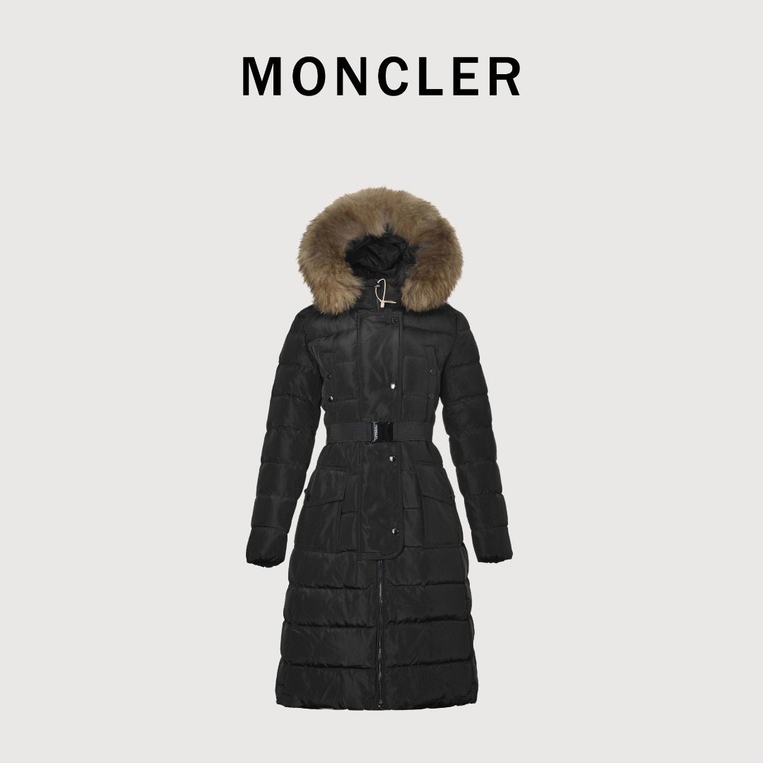 本地自取 💰780
Moncler/蒙口 24ss Khloe杨幂明星同款长款哑光羽绒服
如果把日常性、保暖、好看集于一体的话，我觉得就是这件Khloe没错了，经典百搭耐穿，Khloe这款长度刚好到膝盖，不会像超长款那样显腿短，还比短款保暖，应该是比较完美的长度了，而且有两个超大口袋，适用又大气。
➖NFC感应防伪芯片
➖欧标80%白鹅绒，市面独家使用。
➖独家采用台湾原厂尼龙nylon内外面料。
➖辅料五金原厂定制，还原正品级品质。
Size:1-4