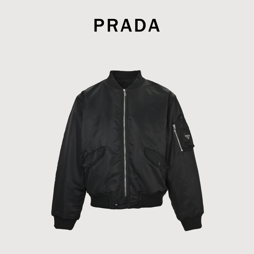 本地自取💰420
PRADA普拉达PRD 拉链袖袋飞行棉服外套
采用Re-Nylon再生尼龙。这种面料由海洋中收集的回收塑料材料制成，具有环保、耐磨的特点。部分款式使用双层轻质粘合尼龙面料，具备防风、防水、透气等功能。衬里使用精细密实的可再生微纤维，触感轻盈柔软，一些款式还添加了Graphene®短纤维，有助于调节体温。3M新雪丽铂金级别可回收材质做成的J型棉，也有使用纯羊毛作为填充，保暖性能优异。采用菱形雾面锁棉设计，或通过压胶工艺处理，防止跑棉，确保棉服的保暖性能稳定。男女同款 
Size：S-XL