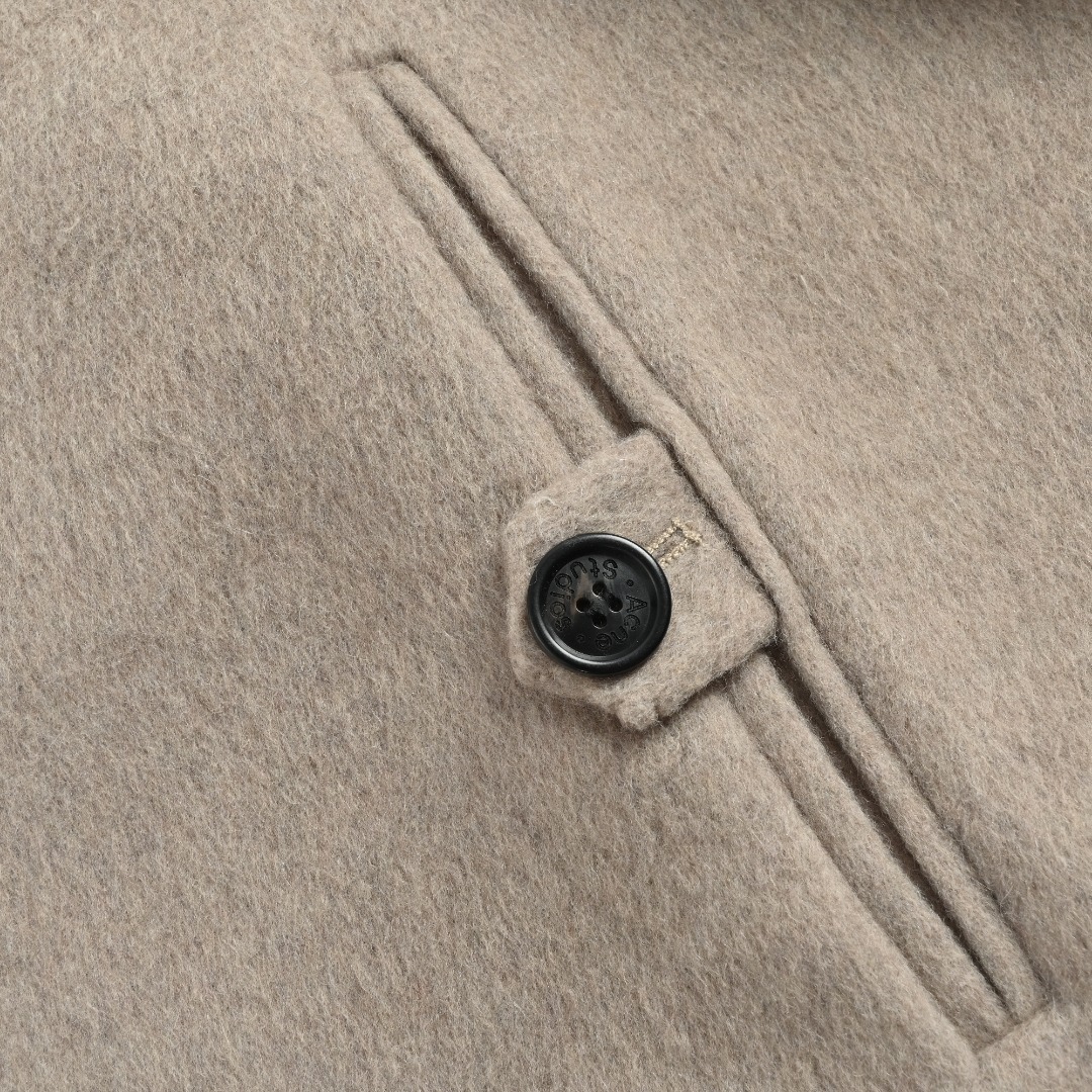 本地自取💰500
Acne Studios 25FW 翻领羊毛夹克
面料对版定做80羊毛20羊绒 平方克重高达800并且羊毛羊绒混纺上身柔软垂坠 保暖同时又不会臃肿 做工方面整件衣服手工缝合 看不到一根线头 品质感觉拉满 纽扣五金全部对版
尺码:46 48 50