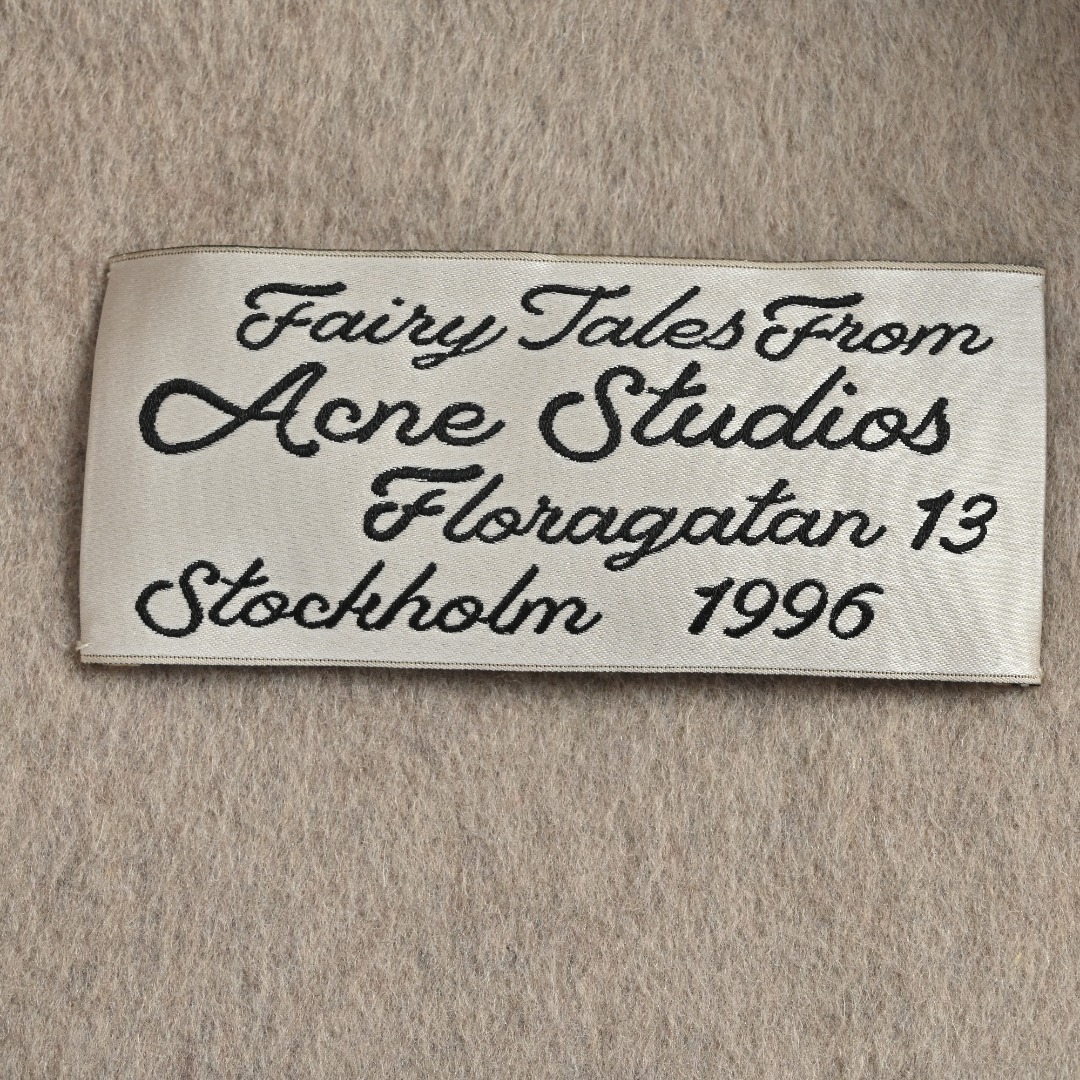 本地自取💰500
Acne Studios 25FW 翻领羊毛夹克
面料对版定做80羊毛20羊绒 平方克重高达800并且羊毛羊绒混纺上身柔软垂坠 保暖同时又不会臃肿 做工方面整件衣服手工缝合 看不到一根线头 品质感觉拉满 纽扣五金全部对版
尺码:46 48 50