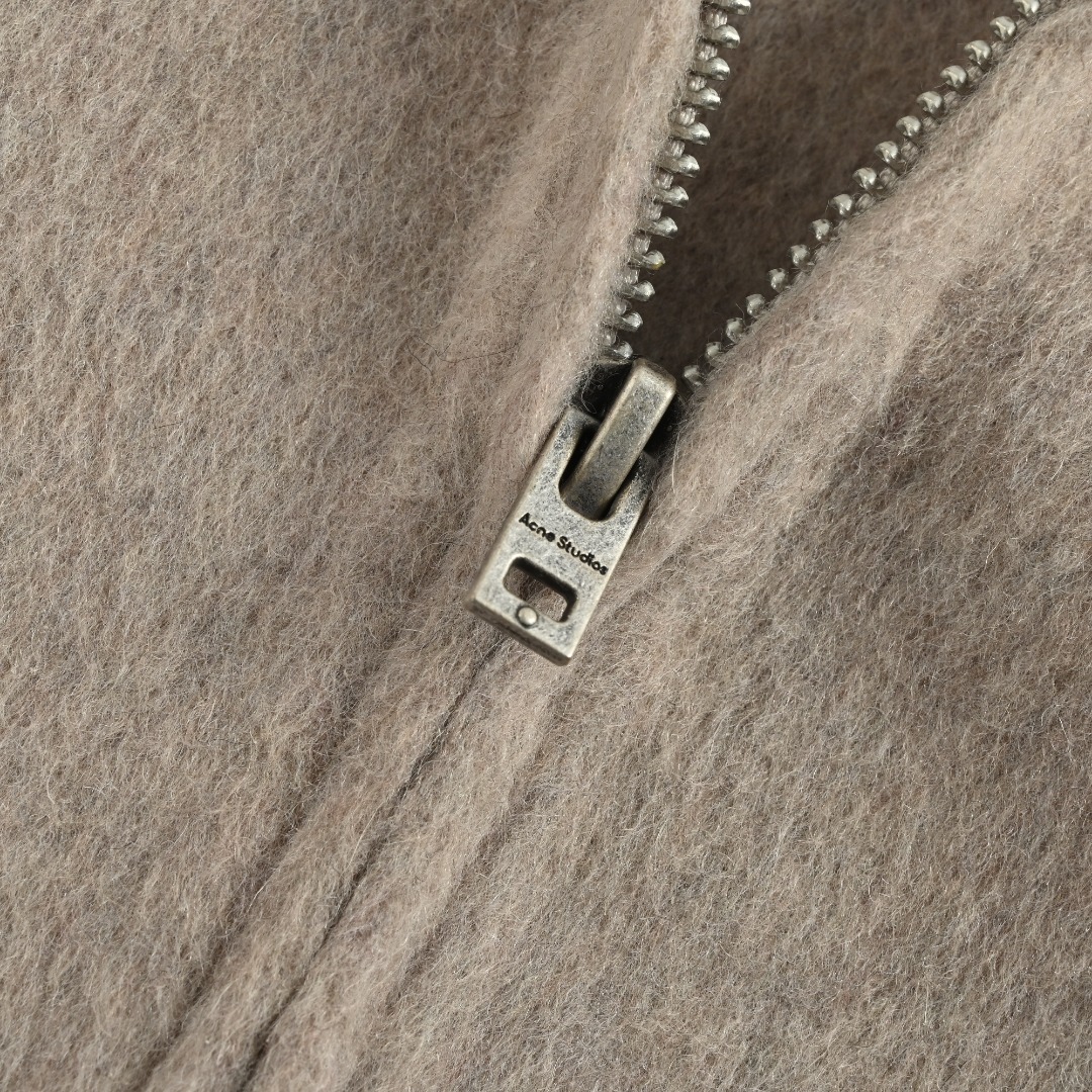 本地自取💰500
Acne Studios 25FW 翻领羊毛夹克
面料对版定做80羊毛20羊绒 平方克重高达800并且羊毛羊绒混纺上身柔软垂坠 保暖同时又不会臃肿 做工方面整件衣服手工缝合 看不到一根线头 品质感觉拉满 纽扣五金全部对版
尺码:46 48 50