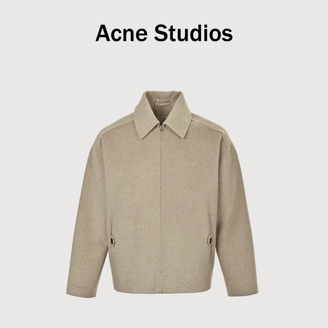 本地自取💰500
Acne Studios 25FW 翻领羊毛夹克
面料对版定做80羊毛20羊绒 平方克重高达800并且羊毛羊绒混纺上身柔软垂坠 保暖同时又不会臃肿 做工方面整件衣服手工缝合 看不到一根线头 品质感觉拉满 纽扣五金全部对版
尺码:46 48 50