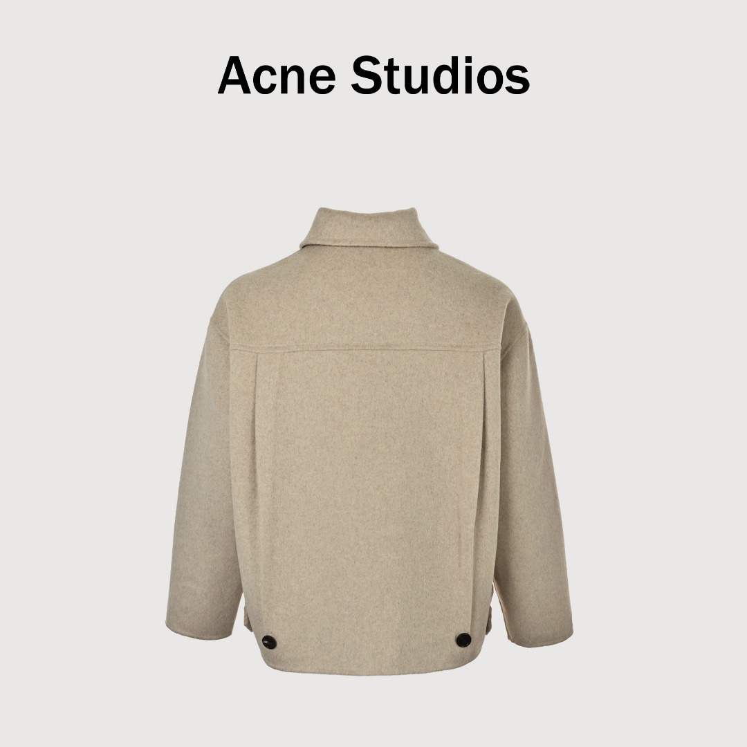 本地自取💰500
Acne Studios 25FW 翻领羊毛夹克
面料对版定做80羊毛20羊绒 平方克重高达800并且羊毛羊绒混纺上身柔软垂坠 保暖同时又不会臃肿 做工方面整件衣服手工缝合 看不到一根线头 品质感觉拉满 纽扣五金全部对版
尺码:46 48 50