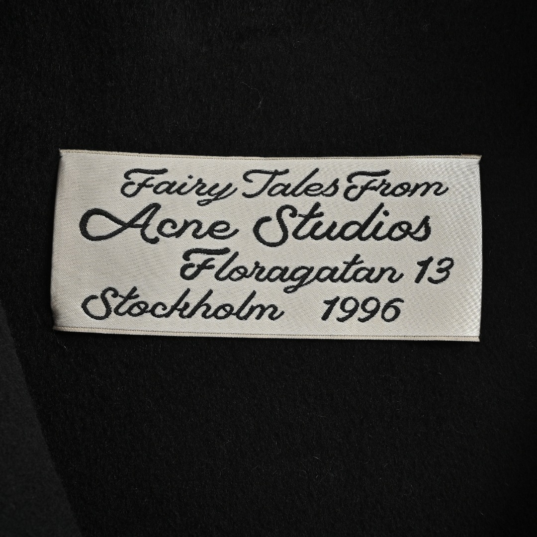 本地自取💰500
Acne Studios 25FW 翻领羊毛夹克
工方面整件衣服手工缝合 看不到一根线头 品质感觉拉满 纽扣五金全部对版
尺码:46 48 50