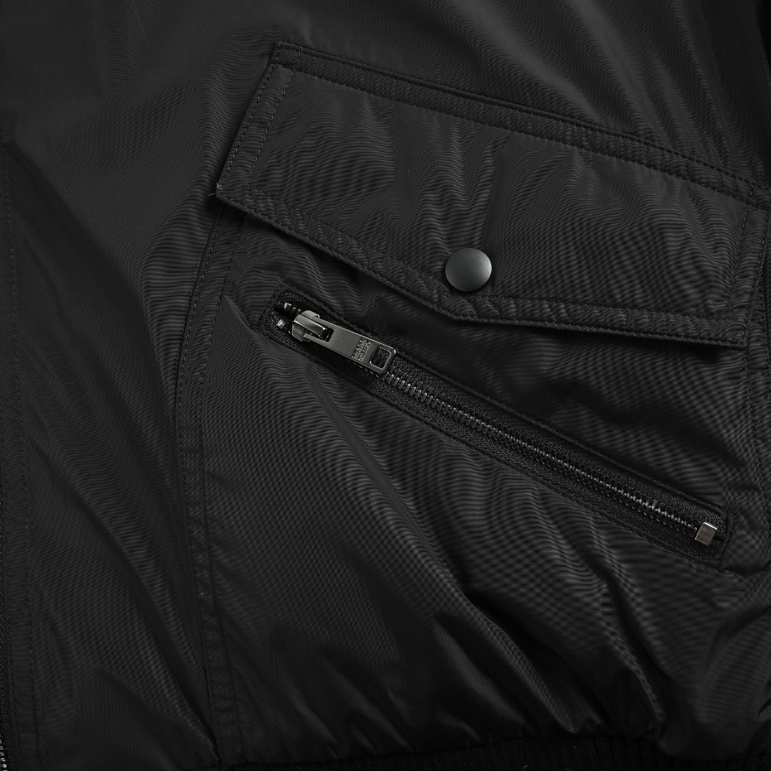 本地自取 💰600 
Prada/普拉达 25Fw下摆双边翻盖口袋薄绒外套
采用新国标90白鸭绒填充，顶级版本，区分市面通货，领口采用门扣设计，可调节，男女同款全新美学灵感趣味设计,渠道性质精品。让整体造型设计更加优雅时尚，今夏最火系列，无数明星潮人追捧。裁剪工艺细节处理工整为玩味时尚增添色彩!工整细致，合身的版型构造更是独具匠心，上身不仅有着出彩的辨识度更是减龄青春。一款穿着意义还有穿搭性能都很极致的款式，绚丽的色系调配，此款的工艺必然也是极致非凡，上身的舒适度绝对足够的强大，也是奢品本质的一种彰显！柔软轻薄，触感更是极端撩人，透气性能十分之强大，尤为适合春夏季节的穿搭所需，妥妥的穿着享受，并且各处的细节以及织带的工艺都是尽善尽美，更显高级感！ 
颜色：黑色
编码：8032
尺码：48-56