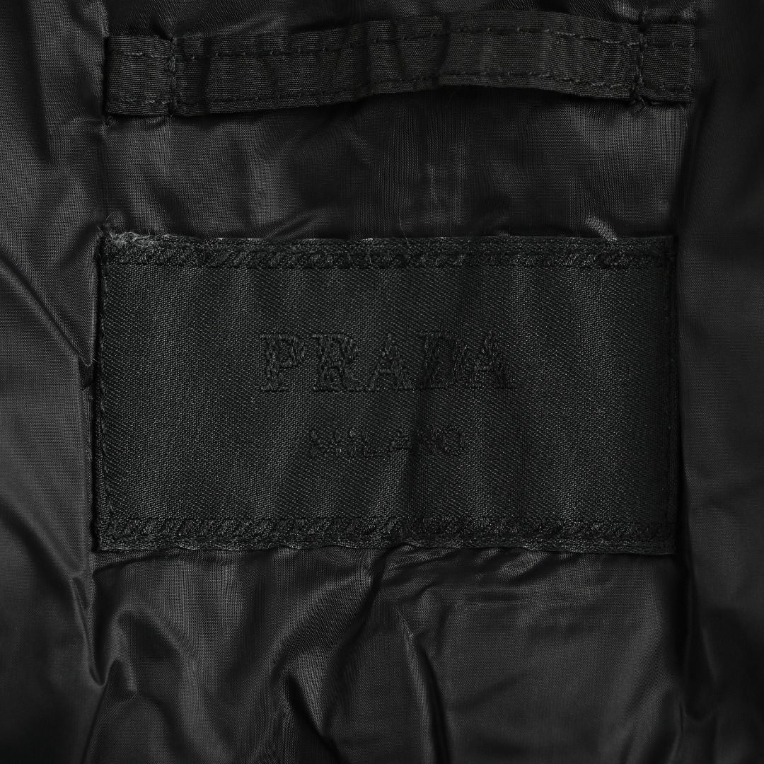 本地自取 💰600 
Prada/普拉达 25Fw下摆双边翻盖口袋薄绒外套
采用新国标90白鸭绒填充，顶级版本，区分市面通货，领口采用门扣设计，可调节，男女同款全新美学灵感趣味设计,渠道性质精品。让整体造型设计更加优雅时尚，今夏最火系列，无数明星潮人追捧。裁剪工艺细节处理工整为玩味时尚增添色彩!工整细致，合身的版型构造更是独具匠心，上身不仅有着出彩的辨识度更是减龄青春。一款穿着意义还有穿搭性能都很极致的款式，绚丽的色系调配，此款的工艺必然也是极致非凡，上身的舒适度绝对足够的强大，也是奢品本质的一种彰显！柔软轻薄，触感更是极端撩人，透气性能十分之强大，尤为适合春夏季节的穿搭所需，妥妥的穿着享受，并且各处的细节以及织带的工艺都是尽善尽美，更显高级感！ 
颜色：黑色
编码：8032
尺码：48-56