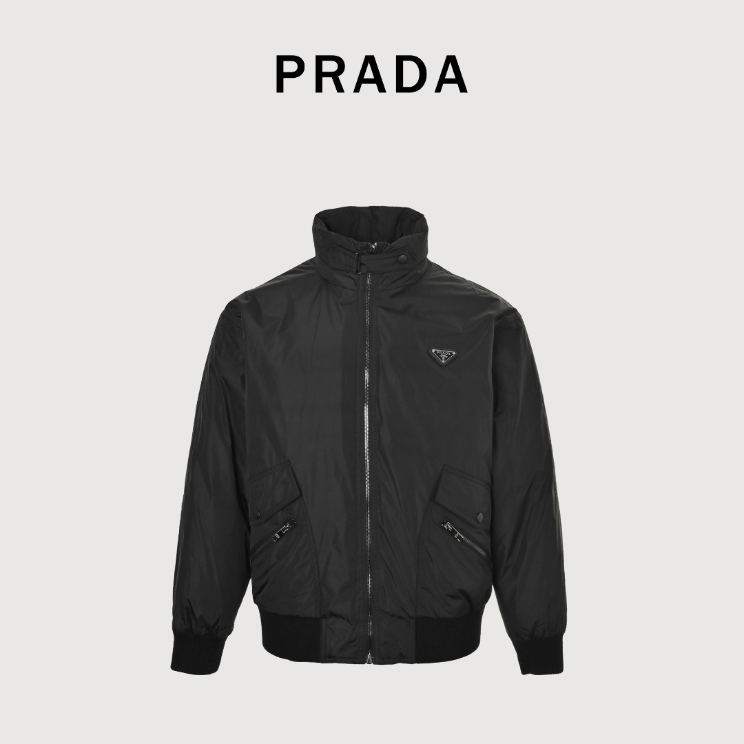 本地自取 💰600 
Prada/普拉达 25Fw下摆双边翻盖口袋薄绒外套
采用新国标90白鸭绒填充，顶级版本，区分市面通货，领口采用门扣设计，可调节，男女同款全新美学灵感趣味设计,渠道性质精品。让整体造型设计更加优雅时尚，今夏最火系列，无数明星潮人追捧。裁剪工艺细节处理工整为玩味时尚增添色彩!工整细致，合身的版型构造更是独具匠心，上身不仅有着出彩的辨识度更是减龄青春。一款穿着意义还有穿搭性能都很极致的款式，绚丽的色系调配，此款的工艺必然也是极致非凡，上身的舒适度绝对足够的强大，也是奢品本质的一种彰显！柔软轻薄，触感更是极端撩人，透气性能十分之强大，尤为适合春夏季节的穿搭所需，妥妥的穿着享受，并且各处的细节以及织带的工艺都是尽善尽美，更显高级感！ 
颜色：黑色
编码：8032
尺码：48-56