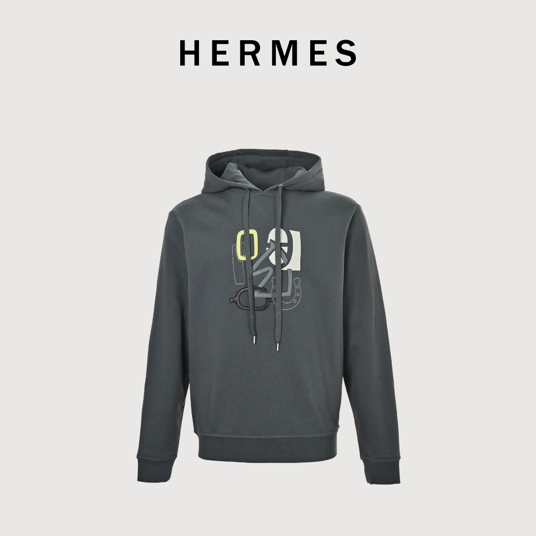 本地自取 💰270
Hermes/爱马仕 贴皮徽标logo连帽卫衣
定制空气层绒织面料，细腻贴肤不闷汗，高级雾面灰自带低调贵感；胸前马鞍皮革立体徽标，复刻马镫皮带垂坠弧度，暗藏百年马具基因。3D建模打版+百灵达机刺绣锁边，面料预洗处理，抗皱抗缩不褪色；1:1定制H皮饰与辅料三标
Size:S-XL