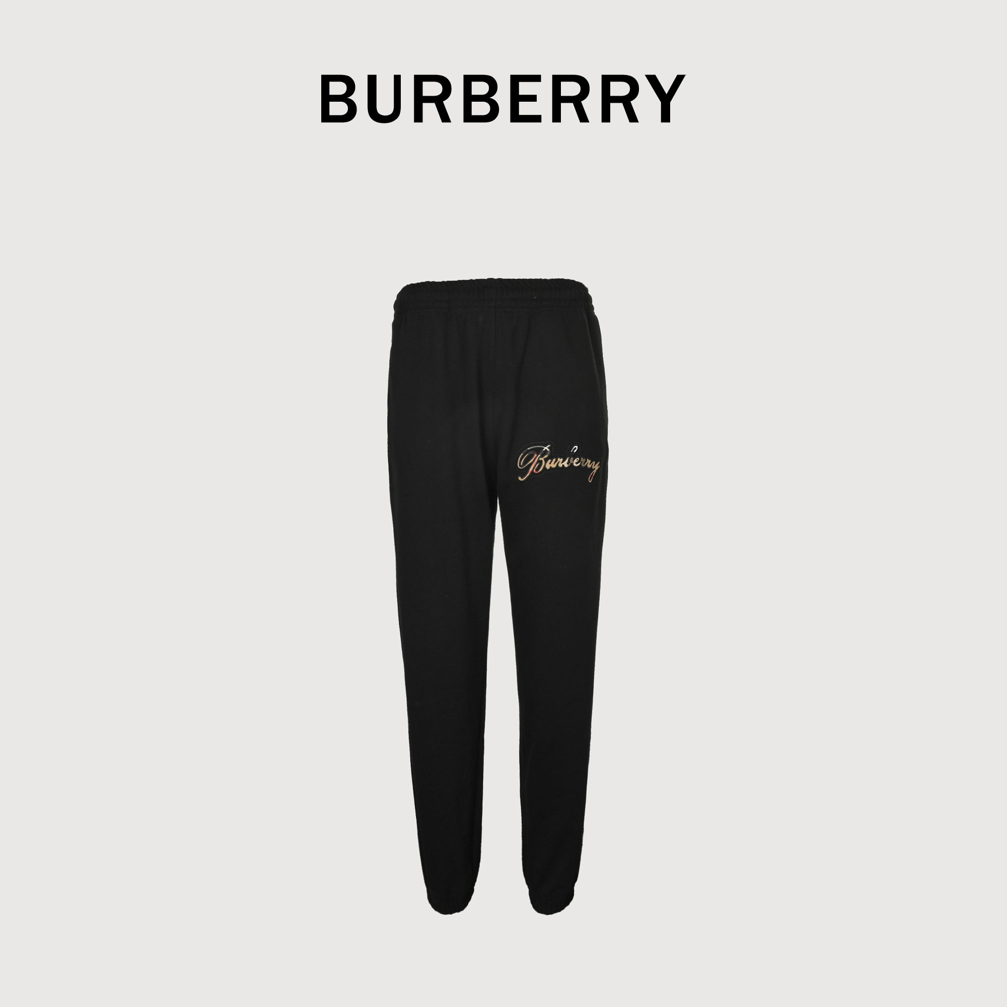 本地自取💰250
BURBERRY巴宝莉BBR 格纹签名套装长裤 
原版6550购入，原版面料采用定制，450反向毛圈底纱 鱼鳞布料，螺纹450g双纱，颜色按布料订染，原版一致。格子布先激光裁剪成草书格纹形状，再用高温定位烫压，进口机绣花，烫底胶固定成型。厚幅贴袋工艺，腰部采用松紧带设计，搭配抽绳调节，使其更加牢固、平整和美观具有良好的弹性。两侧设有口袋，边缘固定，扁牛筋收脚口，宽松版型
Size：S-XL