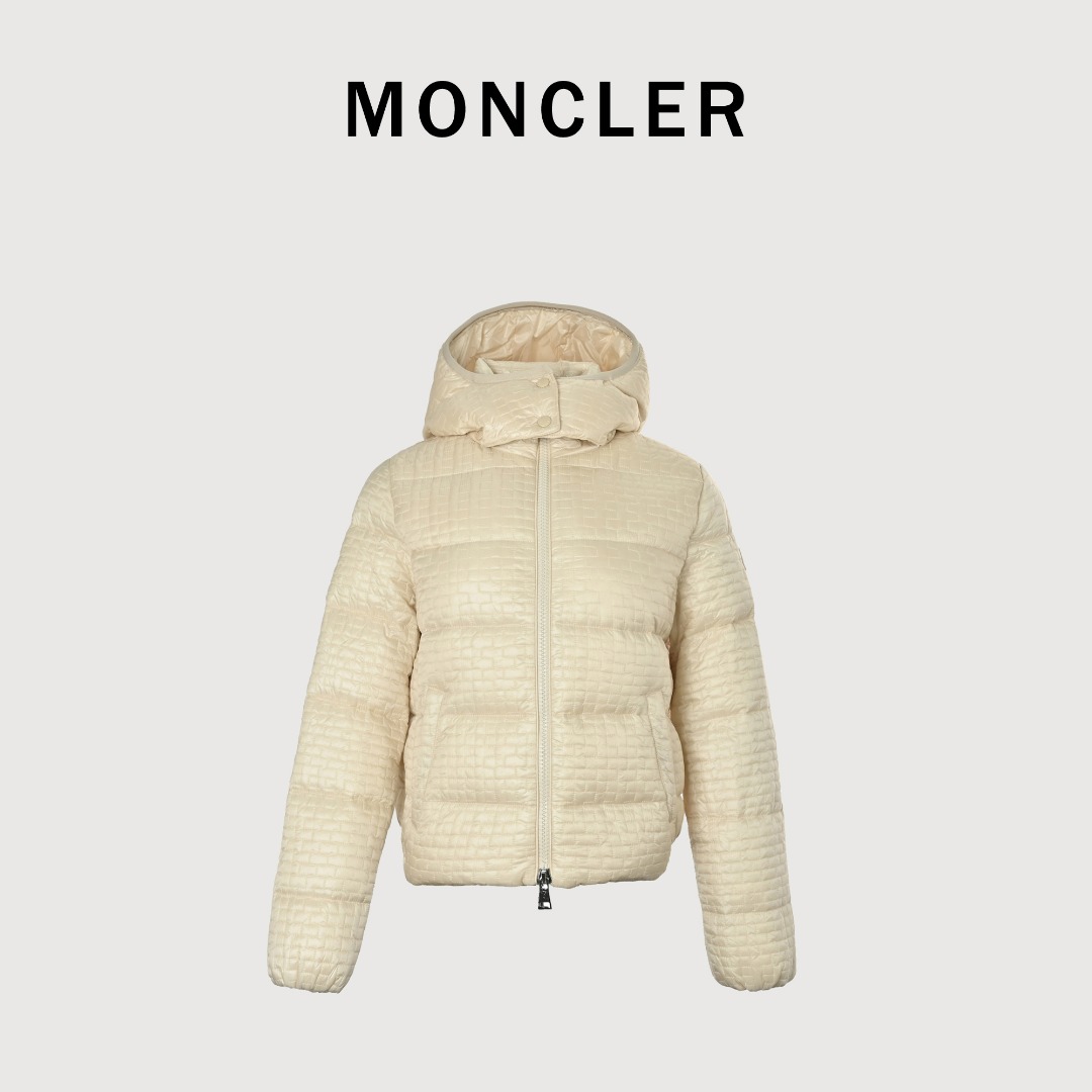 本地自取 💰600
Moncler/蒙口 25Fw 几何绗缝连帽羽绒服
Moncler GISORS女士羽绒服，奶油白配色＋华
夫格绗缝，轻盈又保暖！90％白鹅绒填充，短款高
腰设计，显身材比例超赞计。连帽可拆卸，防风又
百搭，拉链＋按扣细节很贴心。面料柔软，穿着舒
适，日常通勤或冬季出行都很适合～奶油白显气质
但要注意清洁哦，搭配浅色或中性色服饰更出彩！
Size:0-3