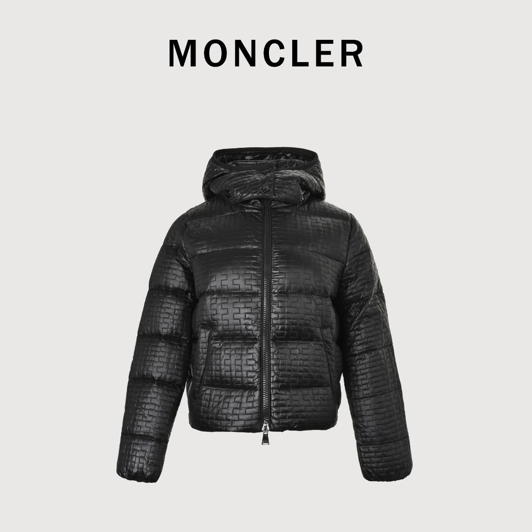 本地自取 💰600
Moncler/蒙口 25Fw 几何绗缝连帽羽绒服
Moncler GISORS女士羽绒服，奶油白配色＋华
夫格绗缝，轻盈又保暖！90％白鹅绒填充，短款高
腰设计，显身材比例超赞计。连帽可拆卸，防风又
百搭，拉链＋按扣细节很贴心。面料柔软，穿着舒
适，日常通勤或冬季出行都很适合～奶油白显气质
但要注意清洁哦，搭配浅色或中性色服饰更出彩！
Size:0-3