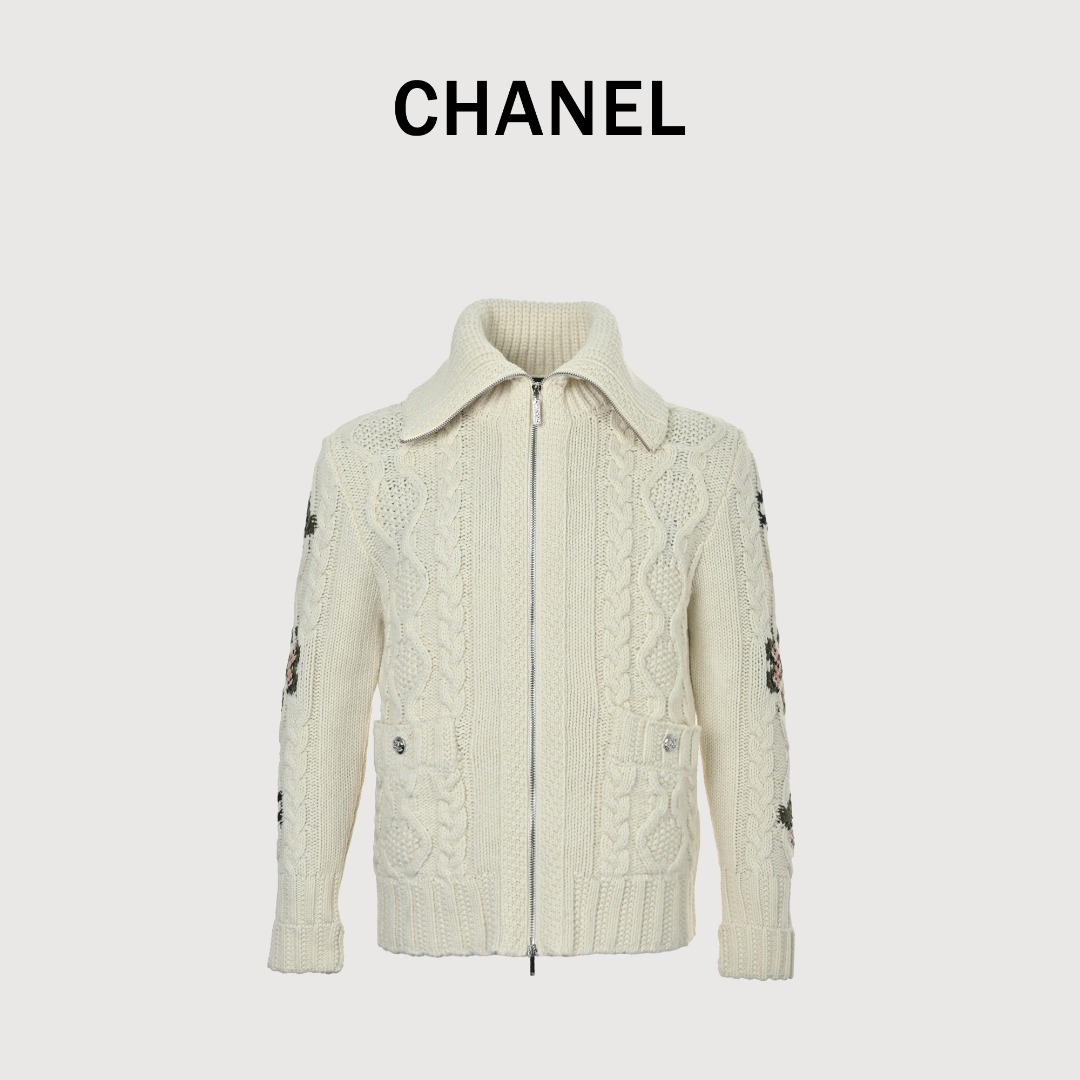 本地自取💰430
CHANEL/香奈儿 绞花针织拉链外套
柔和驼灰色调自带“秋日慵懒滤镜”，不挑皮又显贵气；袖身的藏蓝、米白撞色提花，是CHANEL标志性的精致小心机，低调中藏满品牌辨识度。
工艺与细节巧思
采用经典绞花针织工艺，纹理饱满有肌理感，摸得到的奢级质感；大翻领+金属拉链设计，利落中带着松弛；口袋处的双C纽扣，是品牌独有的优雅暗号。

面料与版型

• 面料：主体100%羊毛（洗水标认证），软糯暖肤且自带挺括度；袖身加入14%真丝，增添柔滑触感，兼顾保暖与奢品质感。

• 版型：宽松落肩款（S码衣长63.5cm），不挑身形还能藏肉，单穿或叠穿打底衫都有法式慵懒的高阶时髦感。

尺码与护理指南
Size:S-XL