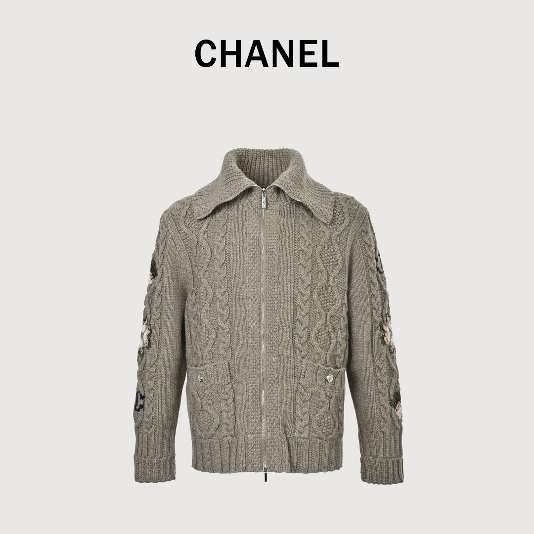 本地自取💰430
CHANEL/香奈儿 绞花针织拉链外套
柔和驼灰色调自带“秋日慵懒滤镜”，不挑皮又显贵气；袖身的藏蓝、米白撞色提花，是CHANEL标志性的精致小心机，低调中藏满品牌辨识度。
工艺与细节巧思
采用经典绞花针织工艺，纹理饱满有肌理感，摸得到的奢级质感；大翻领+金属拉链设计，利落中带着松弛；口袋处的双C纽扣，是品牌独有的优雅暗号。

面料与版型

• 面料：主体100%羊毛（洗水标认证），软糯暖肤且自带挺括度；袖身加入14%真丝，增添柔滑触感，兼顾保暖与奢品质感。

• 版型：宽松落肩款（S码衣长63.5cm），不挑身形还能藏肉，单穿或叠穿打底衫都有法式慵懒的高阶时髦感。

尺码与护理指南
Size:S-XL