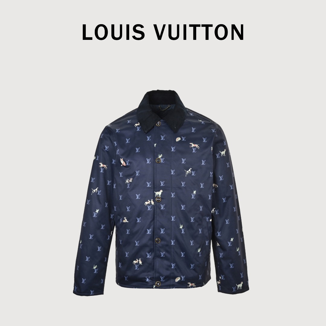 Louis Vuitton路易威登 动物印花飞行员夹克 LV2025秋冬男士动物印花飞行员夹克,深蓝色Monogram帆布+灯芯绒翻领,复古俏皮感满满!夹克印有小狗,狐狸,兔子等动物剪影,细节超丰富.内部填充羽绒棉,保暖力在线,秋冬穿超合适.宽松版型,休闲or街头风都能轻松驾驭,潮流与实用兼备! 003