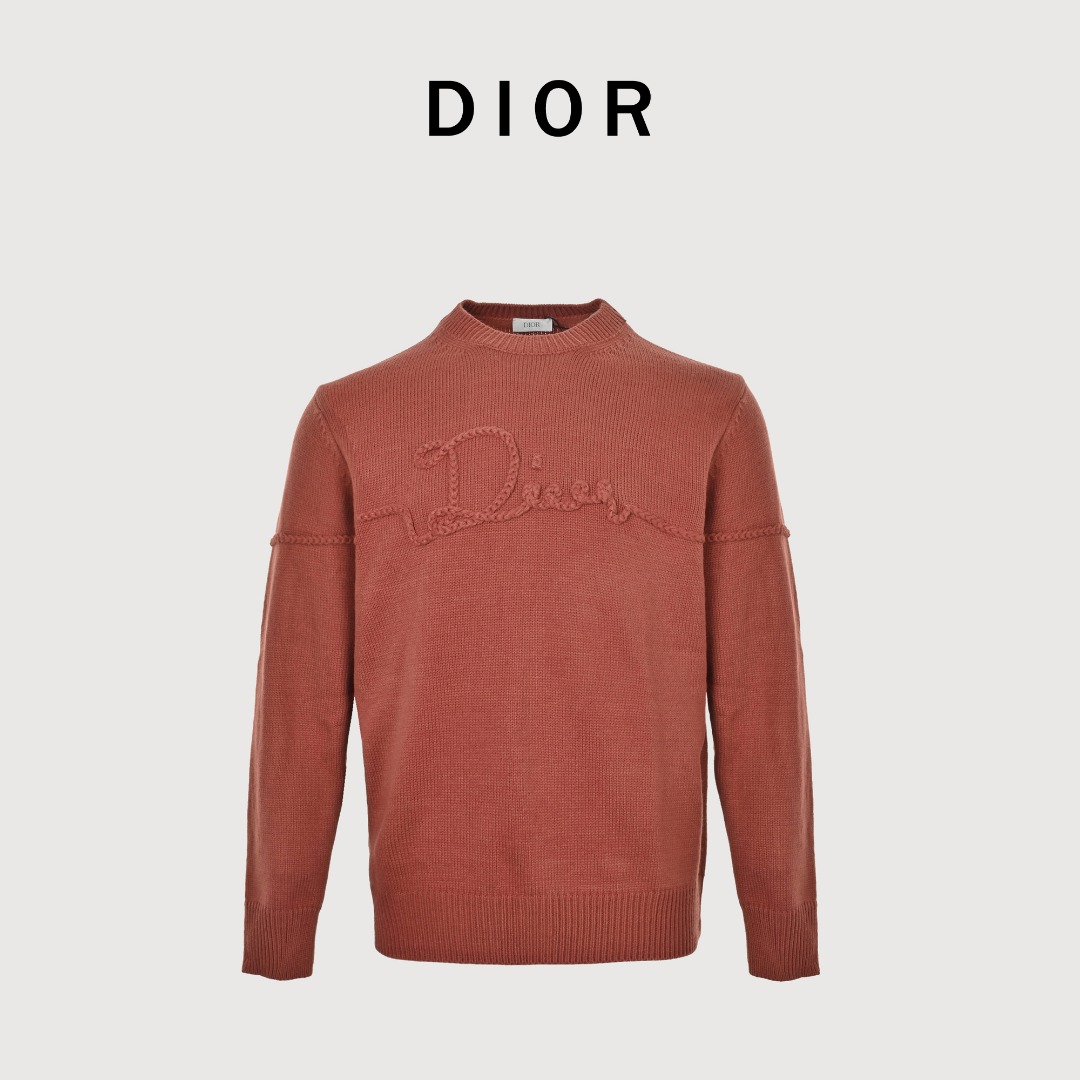 本地自取💰250
Dior 迪奥25ss麻绳标识毛衣
面料采用50%羊毛，50%棉纱。胸口徽标采用正7针进口机织出，大小尺寸按原版1：1数据定织。成衣洗水-去除羊毛表面杂质-固色-固定版型-添加手感。这款针织衫是二零二六春季男装系列新品，饰以Dior Ribbon 标志，向Dior 工坊的精湛工艺致敬。采用白色绵羊毛平纹针织面料精心制作，搭配罗纹圆领、袖口和底边。优雅版型，可与牛仔裤搭配，打造休闲时髦的精致造型。
003 尺码 s m l