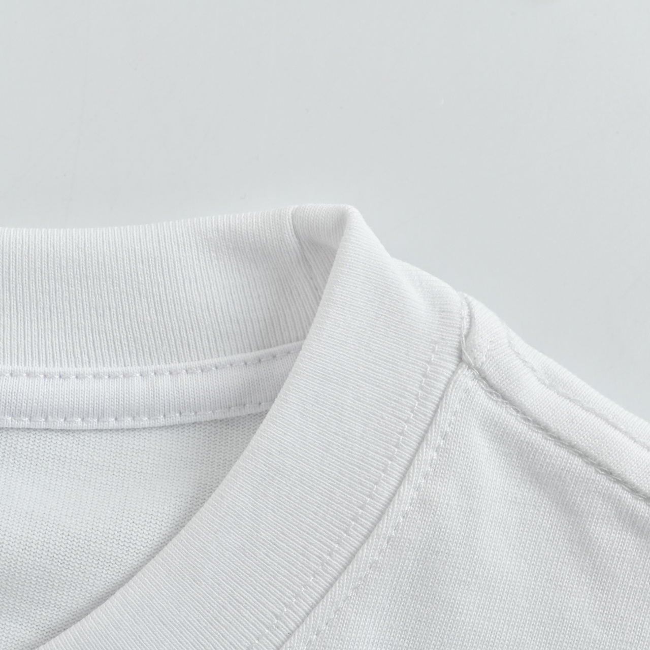 Moncler/蒙口 LOGO立体刺绣 短袖T恤