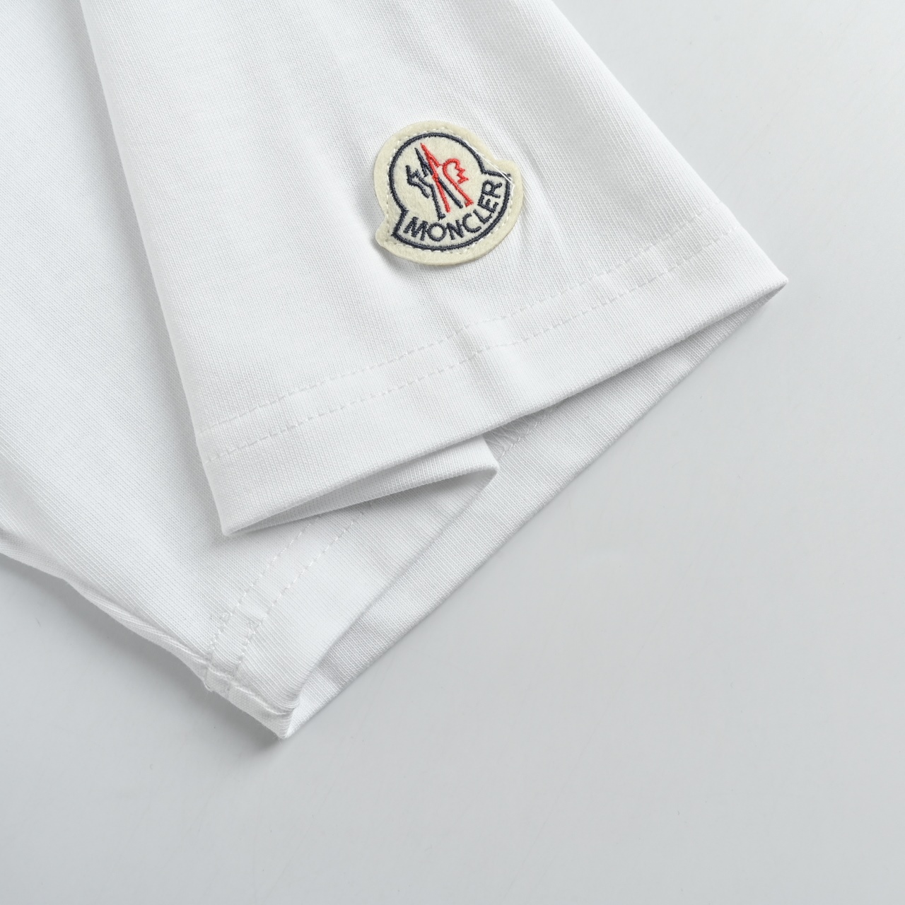 Moncler/蒙口 LOGO立体刺绣 短袖T恤