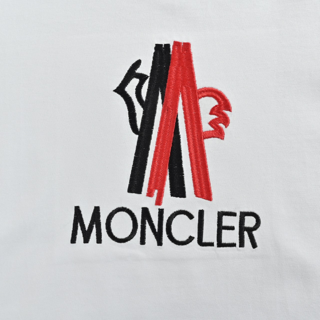 Moncler/蒙口 LOGO立体刺绣 短袖T恤