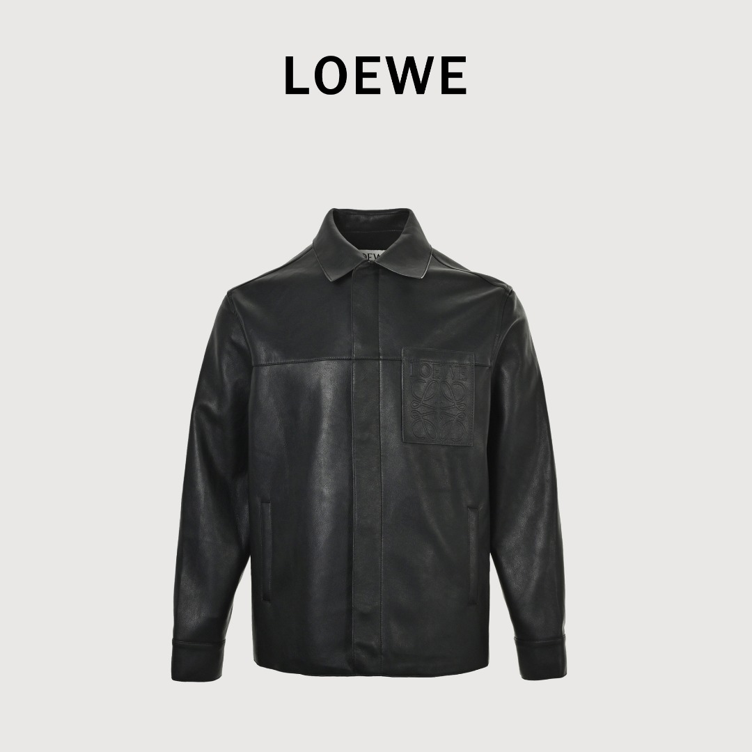 本地自取 💰450
Loewe/罗意威 Anahram口袋拉链皮衣夹克外套
精选定制黑檀荔纹植鞣羊皮,质地柔软坚韧,呈现高级雾面哑光黑。精准温控与气压协同,将Logo无损压印为立体浮雕,骤冷固化,质感立体。沿裁片经纬走向手工施胶,形成波浪状胶线,物理加固接缝,牢度极佳,历经四次涂油、冷却与打磨,边缘如陶瓷般坚硬光泽,耗时费力,尽显匠心。辅料全套定制
Size:46-52