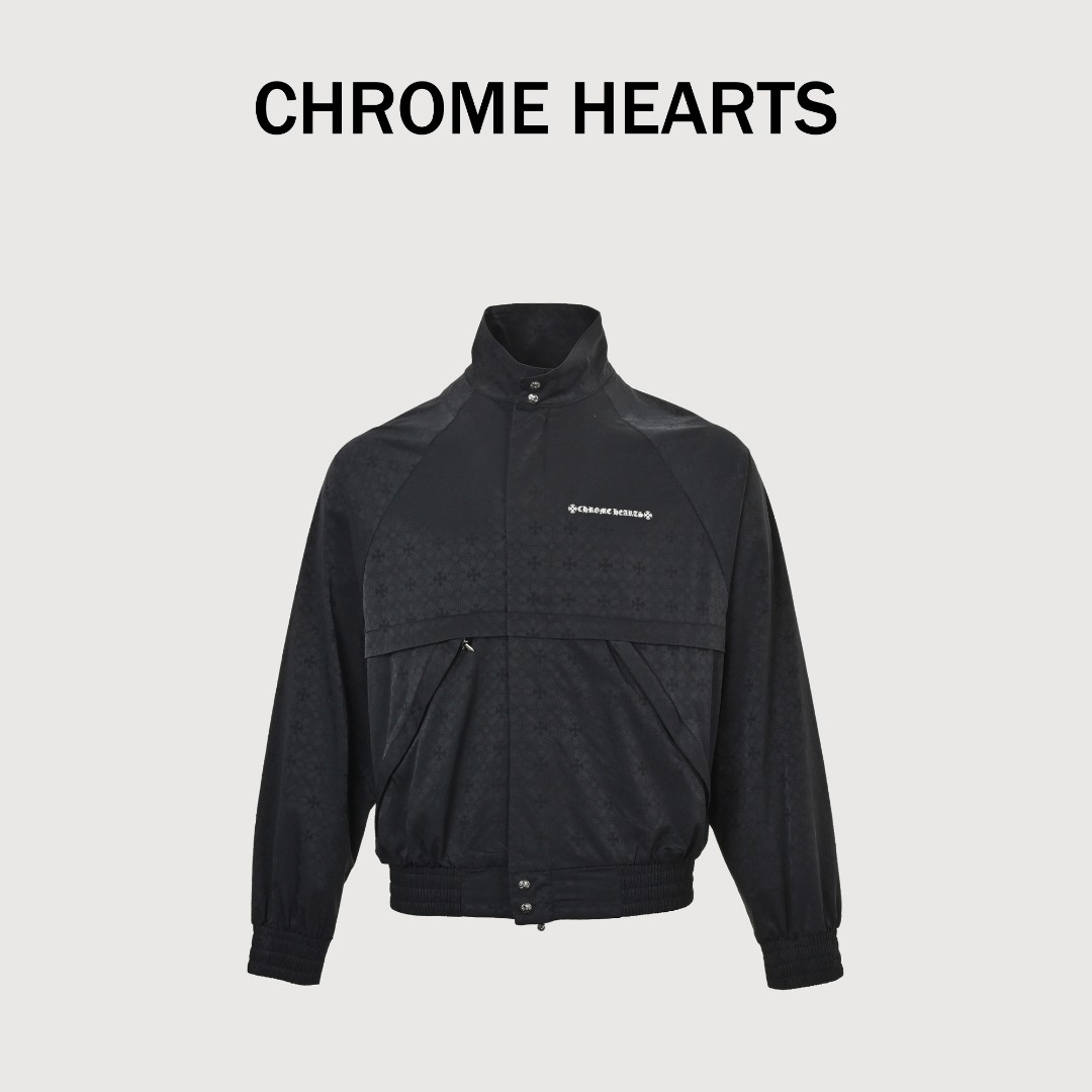 Chrome Hearts/克罗心 满印暗纹拉链夹克外套 采用定制幻影花绸梭织面料,全幅CH暗纹提花工艺,精准控制经纬交织密度与张力,呈现极强立体感.历经三次菲林网板修改的胶浆印花,高温烘烤固色,图案细腻持久.红外线定位裁床,精度达微米级,实现高精度对位对条裁剪.特殊浇洗工艺,手感更佳,确保衣物久穿不易变形、缩水或褪色.辅料全套定制