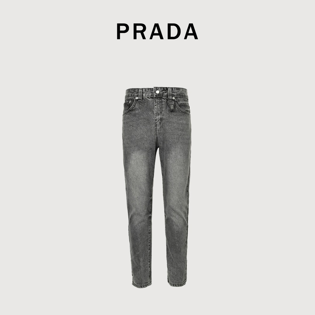 本地自取💰260 
Prada/普拉达 背后三角标牛仔裤
Prada/普拉达 背后三角标牛仔裤今年为止做的最牛逼的牛仔裤，重度水洗工艺，暗藏玄机的细节非常多，这次主推的裤子无论是版型还是上身都太完美，不如去做20件短袖的时间，面料采用12.2盎司上等牛仔布，牛仔只有到了12盎司以上才有牛仔独特的高端质感，水洗数次打样非常满意。上身超级帅气，刺绣饱满立体，质感细腻，自成一体，视觉感爆满！ Size：S-XXL