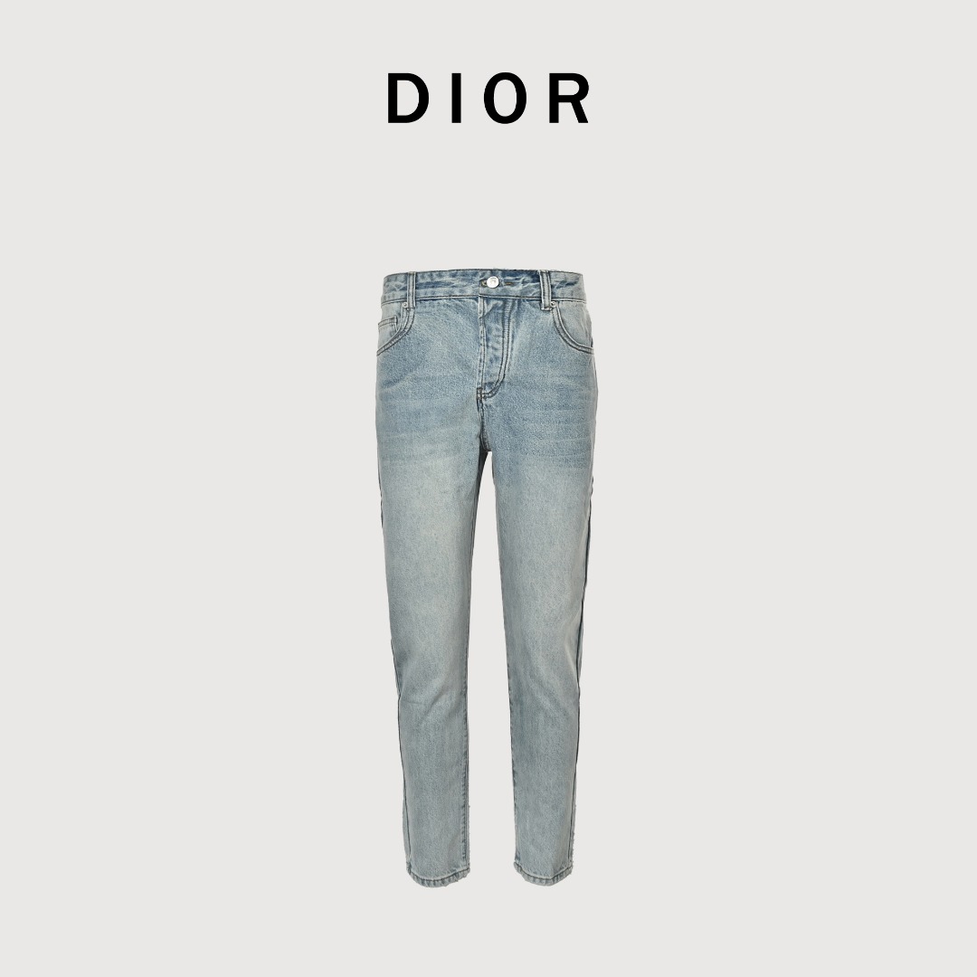 本地自取💰260 
Dior/迪奥口袋分割牛仔裤  
今年为止做的最牛逼的牛仔裤，重度水洗工艺，暗藏玄机的细节非常多，这次主推的裤子无论是版型还是上身都太完美，不如去做20件短袖的时间，面料采用12.2盎司上等牛仔布，牛仔只有到了12盎司以上才有牛仔独特的高端质感，水洗数次打样非常满意。上身超级帅气，刺绣饱满立体，质感细腻，自成一体，视觉感爆满！ 
Size：S-XXL