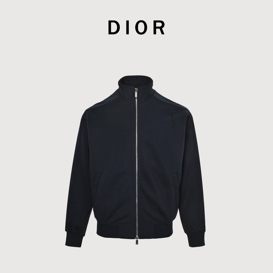 本地自取 💰330
Dior/迪奥 25Fw 老花压纹织带套装外套
定制暮光云梭针织面料，柔润贴肤，侧边Oblique提花镶片塑垂直权力线，提花工艺、激光精准切割与预洗定型三重工艺加持，定制辅料三标，宽松版型
Size:S-XL