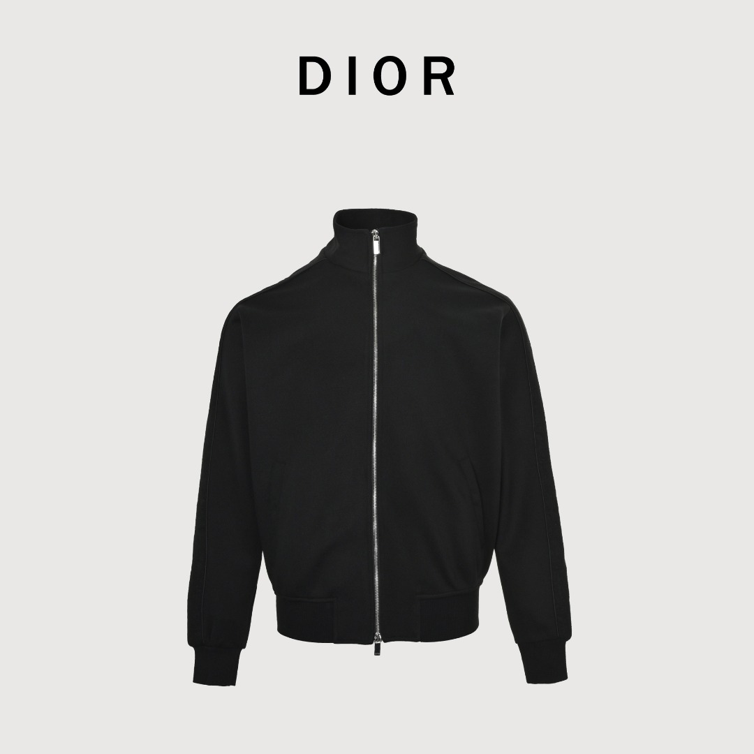 本地自取 💰330
Dior/迪奥 25Fw 老花压纹织带套装外套
定制暮光云梭针织面料，柔润贴肤，侧边Oblique提花镶片塑垂直权力线，提花工艺、激光精准切割与预洗定型三重工艺加持，定制辅料三标，宽松版型
Size:S-XL