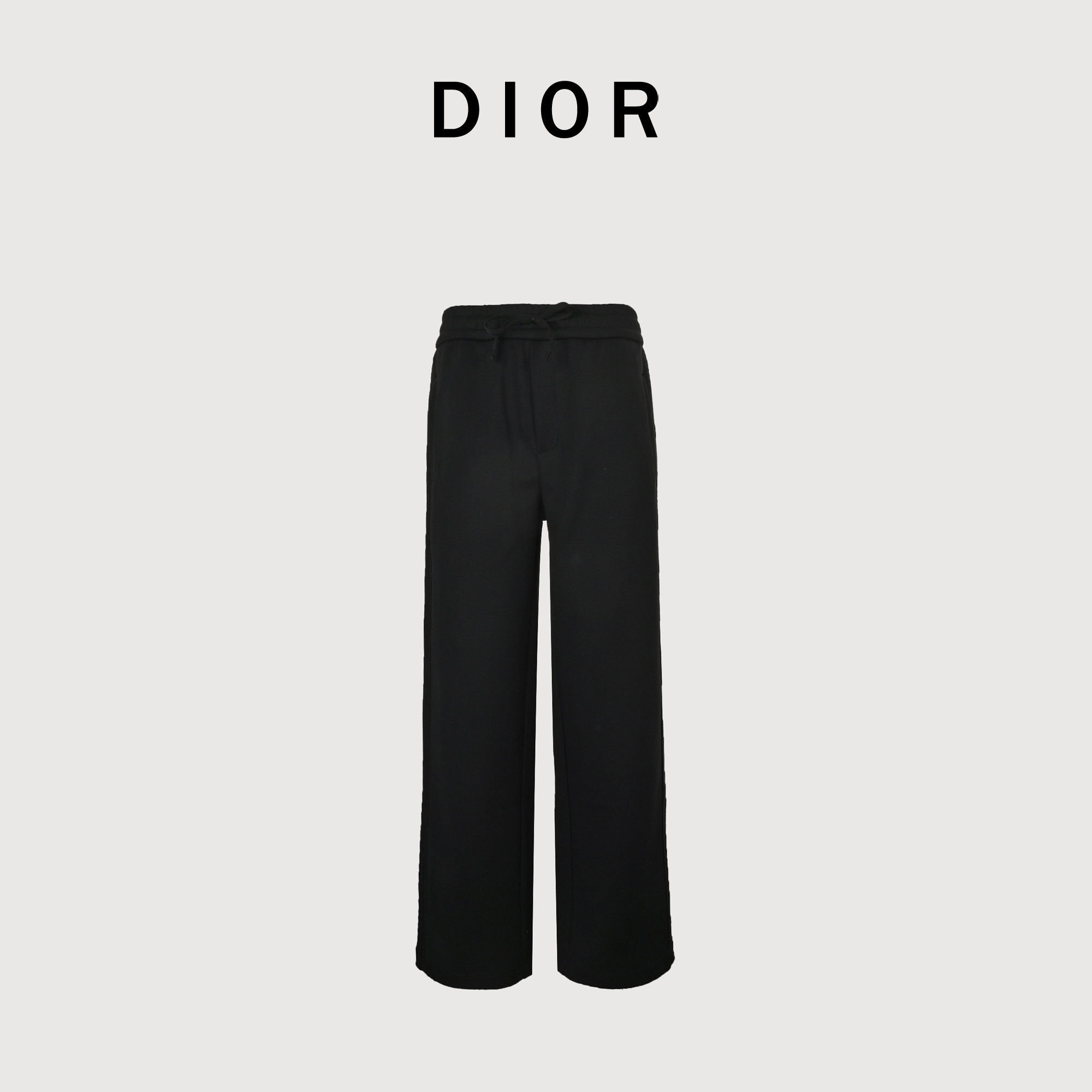 本地自取 💰280
Dior/迪奥 25Fw 老花压纹织带套装长裤
定制暮光云梭针织面料，柔润贴肤，侧边Oblique提花镶片塑垂直权力线，提花工艺、激光精准切割与预洗定型三重工艺加持，定制辅料三标，宽松版型
Size:S-XL