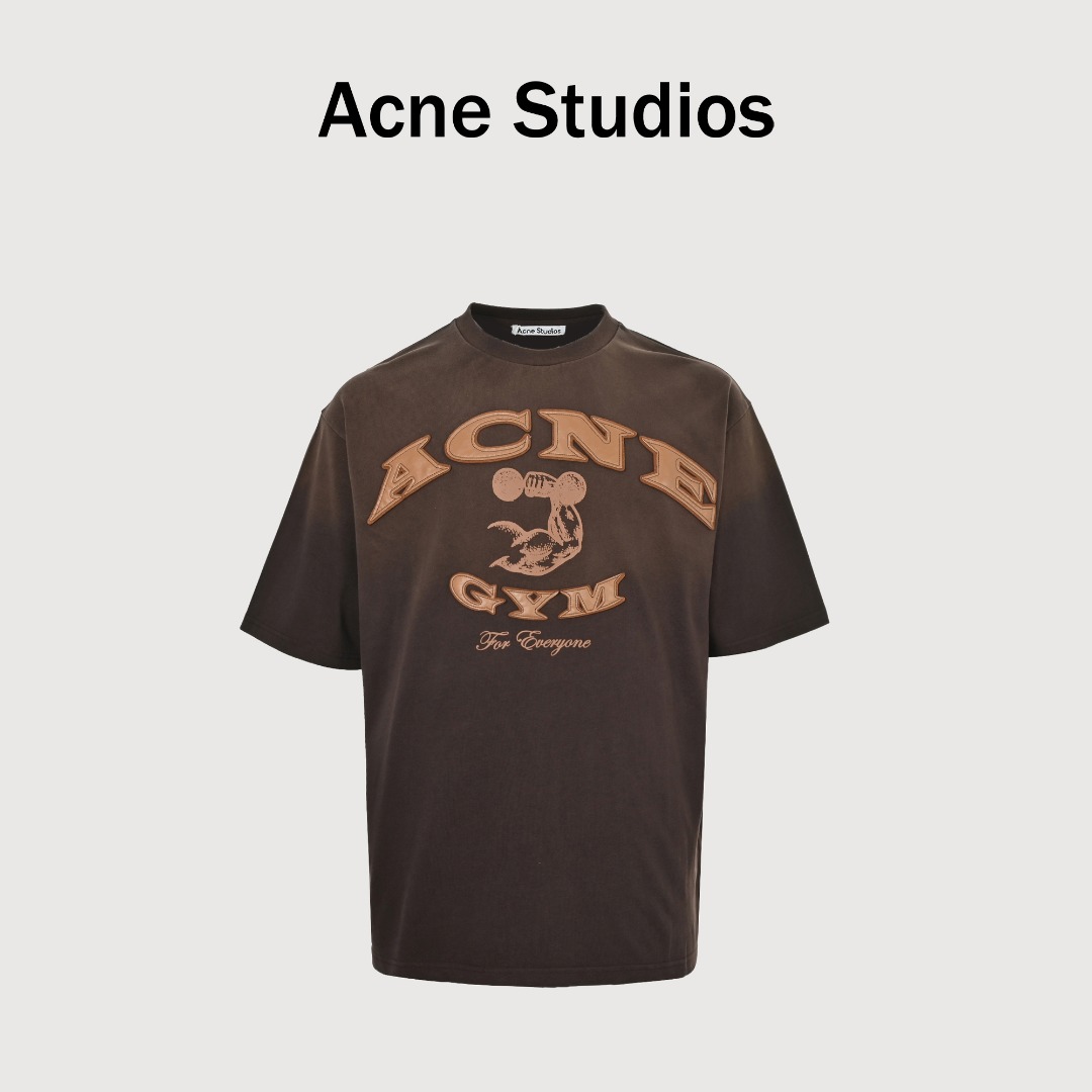 本地自取💰140
ACNE STUDIOS GYM做旧徽标短袖T恤
定制双股绵柔平纹织物,进口机贴布绣工艺,采用胶浆印花,印花经过三次菲林网板修改,使用胶浆液体涂料在织物上打印图案,烘烤织物以固定印刷图案,渐变做旧喷马骝工艺,通过在织物表面喷洒不同颜色的染料,实现衣物在不同光线下呈现出丰富的色彩变化,增加视觉层次感,面料都经过孝洗,手感质感更佳,不易变形,不易缩水,不易褪色,定制商标,宽松版型
Size:S-XL