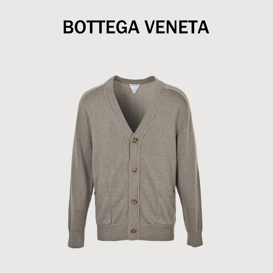 本地自取 💰330
Bottega Veneta/BV 爱心编织皮革开衫毛衣
定制羊绒面料，细腻柔软，真皮编织皮革精准对应肘部， 谷波组织，针床调整形成横向凸起，立体感十足。72小时鞣制保留粒面，定制菱形裁刀确保弧面单元，编织不拉伸。四层油边剂反复冷却打磨，边缘如陶瓷般坚硬光泽。成衣洗水，深度清洁去味，手感更柔软。全套定制 1:1 BV 真皮编织、手缝扣及商标。
Size:S-XL