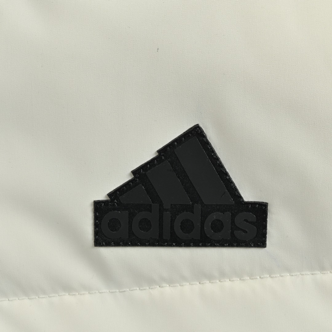 本地自取💰530
Adidas 阿迪达斯 三条杠保暖专柜长款落肩款羽绒服
明星同款阿迪羽绒服 adidas 休闲舒适保暖长款羽绒服 男女同款 面料采用原版定制防水防静电布料 内里采用尼龙双层封禁设计 过膝长款设计超级保暖 分区填充300克标准80白鸭绒 蓬松度超好 轻便不厚重 拉链带有定制logo 袖子侧边经典三条杠 内里配备口袋 胸前刺绣硅胶小标 清晰立体又饱满 袖口松紧设计更加防风保暖 下摆按扣设计可随意调节 方便户外行动 宽松的版型不挑人 穿上就是行走的棉被 丝毫不惧寒冬
L SIZE:S-XL