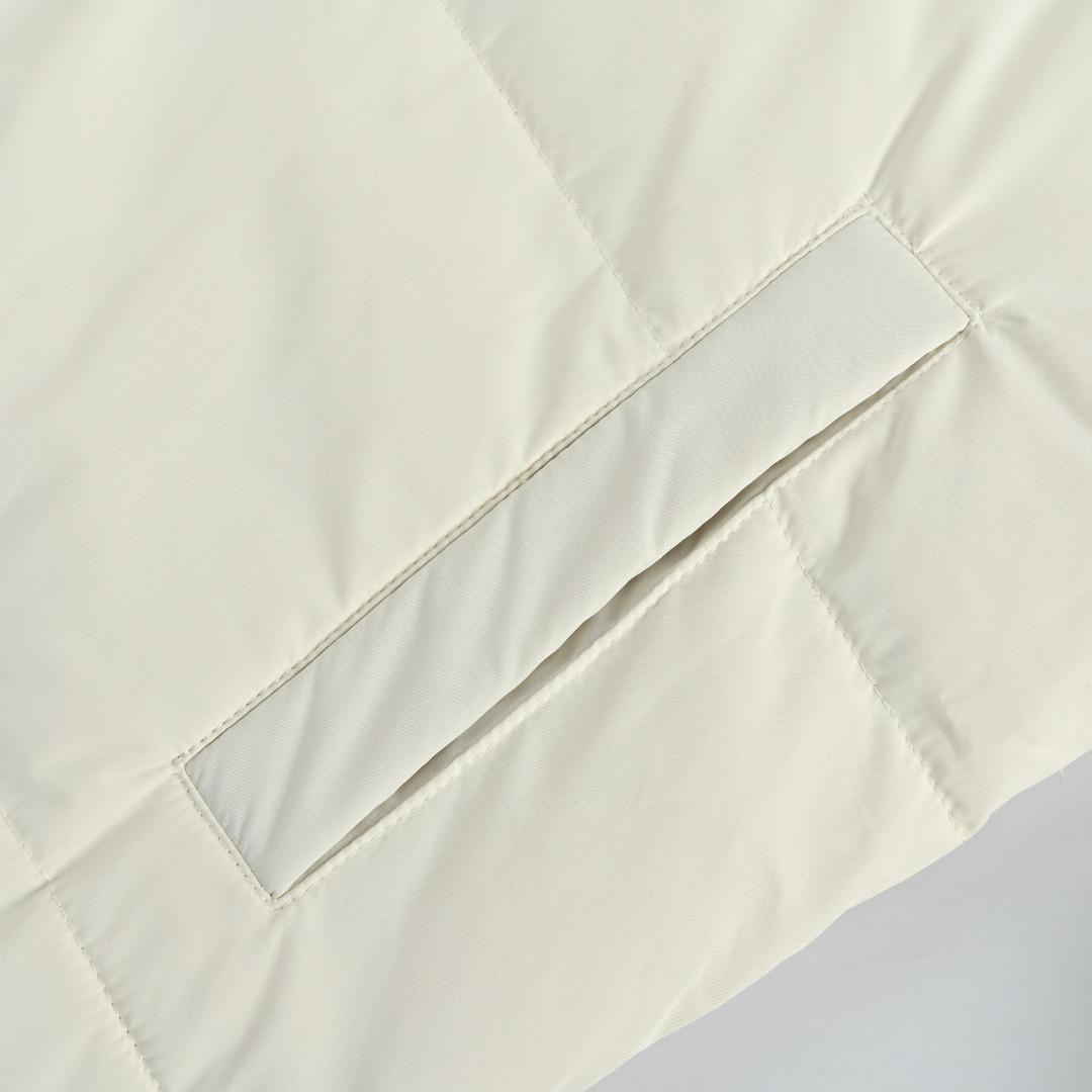 本地自取💰530
Adidas 阿迪达斯 三条杠保暖专柜长款落肩款羽绒服
明星同款阿迪羽绒服 adidas 休闲舒适保暖长款羽绒服 男女同款 面料采用原版定制防水防静电布料 内里采用尼龙双层封禁设计 过膝长款设计超级保暖 分区填充300克标准80白鸭绒 蓬松度超好 轻便不厚重 拉链带有定制logo 袖子侧边经典三条杠 内里配备口袋 胸前刺绣硅胶小标 清晰立体又饱满 袖口松紧设计更加防风保暖 下摆按扣设计可随意调节 方便户外行动 宽松的版型不挑人 穿上就是行走的棉被 丝毫不惧寒冬
L SIZE:S-XL