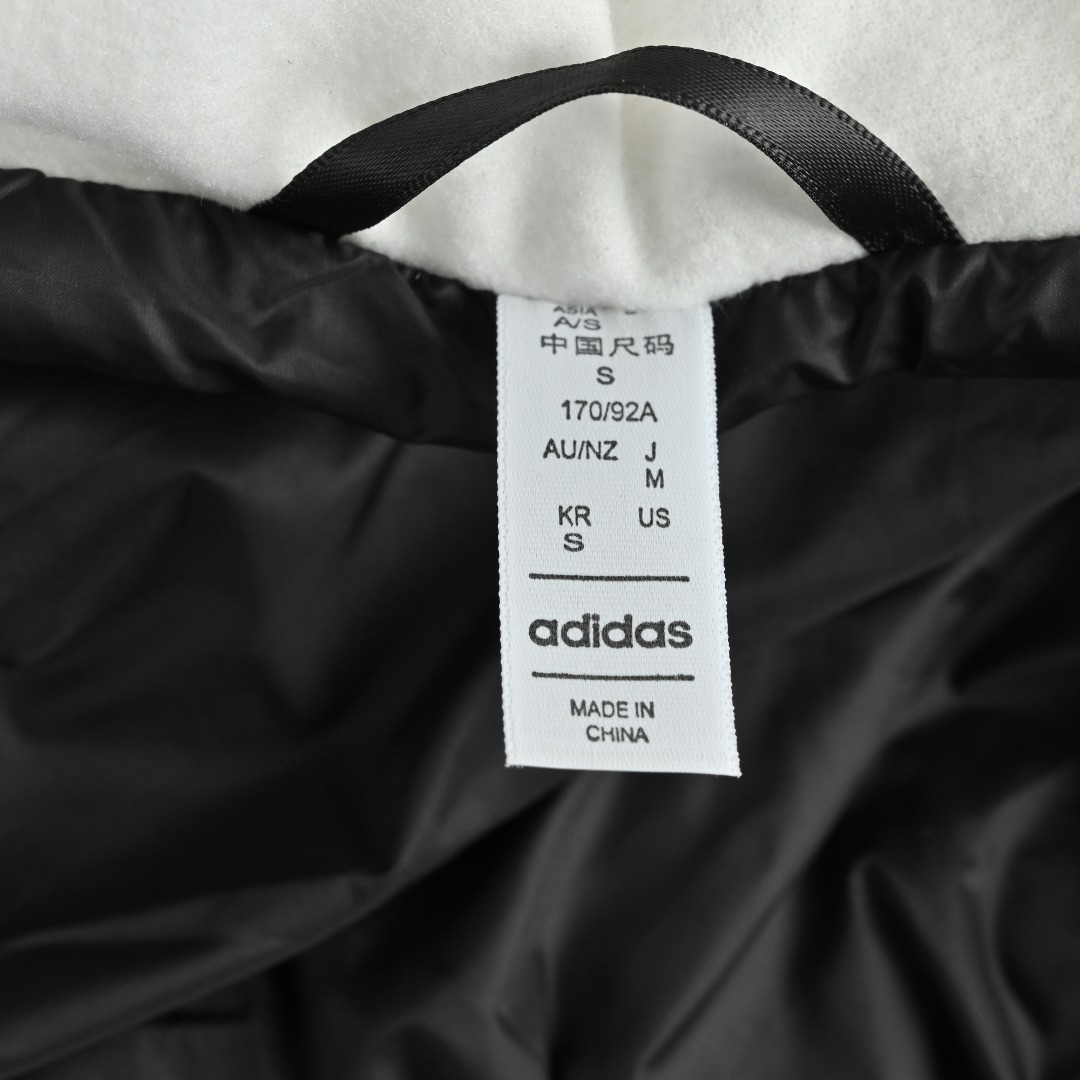 本地自取💰530
Adidas 阿迪达斯 三条杠保暖专柜长款落肩款羽绒服
明星同款阿迪羽绒服 adidas 休闲舒适保暖长款羽绒服 男女同款 面料采用原版定制防水防静电布料 内里采用尼龙双层封禁设计 过膝长款设计超级保暖 分区填充300克标准80白鸭绒 蓬松度超好 轻便不厚重 拉链带有定制logo 袖子侧边经典三条杠 内里配备口袋 胸前刺绣硅胶小标 清晰立体又饱满 袖口松紧设计更加防风保暖 下摆按扣设计可随意调节 方便户外行动 宽松的版型不挑人 穿上就是行走的棉被 丝毫不惧寒冬
L SIZE:S-XL