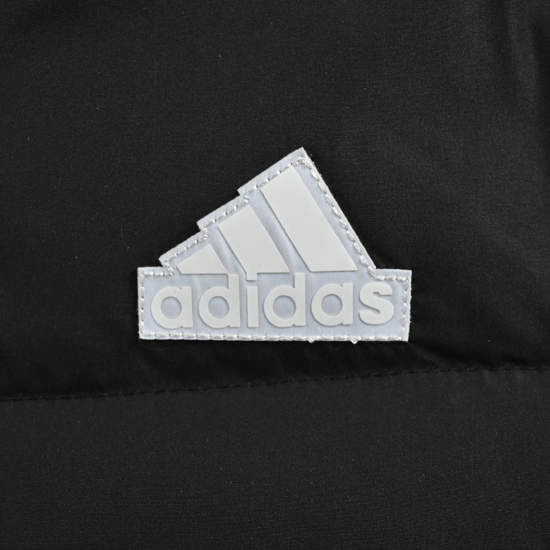 本地自取💰530
Adidas 阿迪达斯 三条杠保暖专柜长款落肩款羽绒服
明星同款阿迪羽绒服 adidas 休闲舒适保暖长款羽绒服 男女同款 面料采用原版定制防水防静电布料 内里采用尼龙双层封禁设计 过膝长款设计超级保暖 分区填充300克标准80白鸭绒 蓬松度超好 轻便不厚重 拉链带有定制logo 袖子侧边经典三条杠 内里配备口袋 胸前刺绣硅胶小标 清晰立体又饱满 袖口松紧设计更加防风保暖 下摆按扣设计可随意调节 方便户外行动 宽松的版型不挑人 穿上就是行走的棉被 丝毫不惧寒冬
L SIZE:S-XL