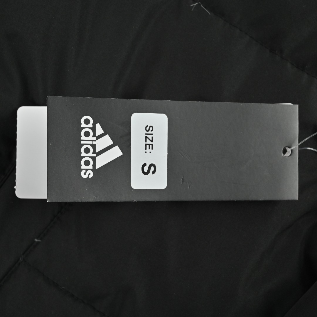 本地自取💰530
Adidas 阿迪达斯 三条杠保暖专柜长款落肩款羽绒服
明星同款阿迪羽绒服 adidas 休闲舒适保暖长款羽绒服 男女同款 面料采用原版定制防水防静电布料 内里采用尼龙双层封禁设计 过膝长款设计超级保暖 分区填充300克标准80白鸭绒 蓬松度超好 轻便不厚重 拉链带有定制logo 袖子侧边经典三条杠 内里配备口袋 胸前刺绣硅胶小标 清晰立体又饱满 袖口松紧设计更加防风保暖 下摆按扣设计可随意调节 方便户外行动 宽松的版型不挑人 穿上就是行走的棉被 丝毫不惧寒冬
L SIZE:S-XL